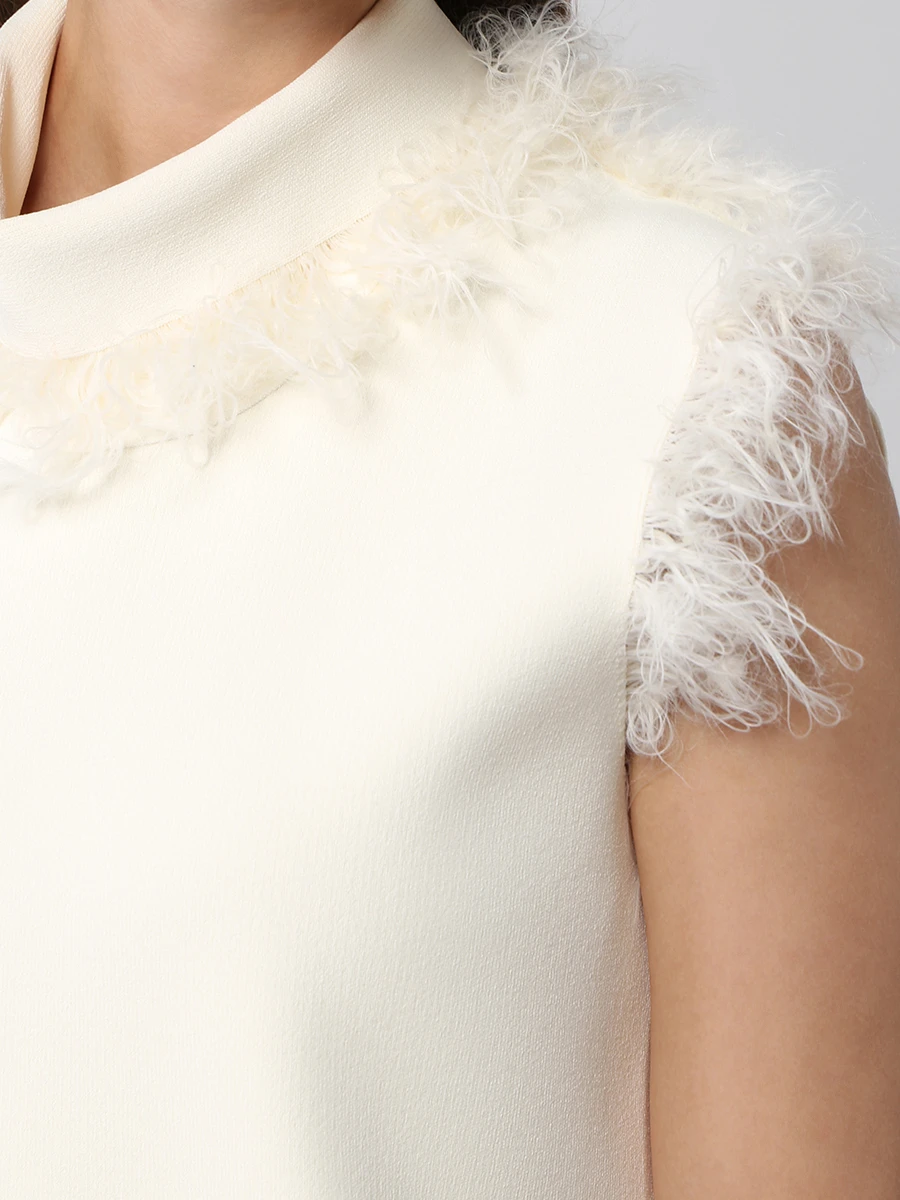 Платье с декоративной опушкой