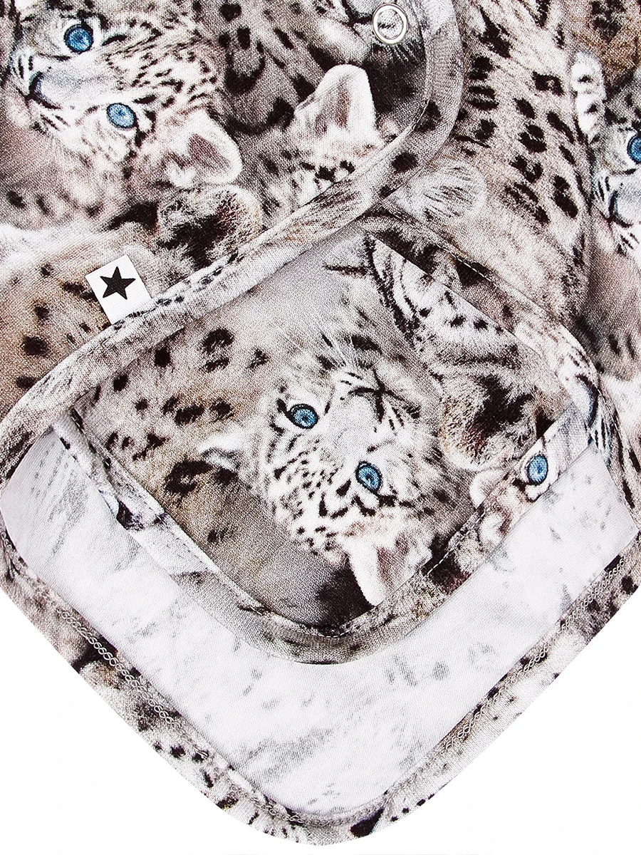 Комплект шапка и нагрудник с принтом