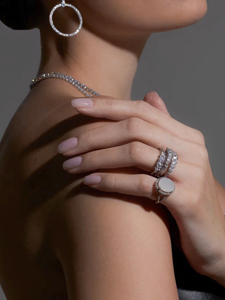 Кольцо-перстень с белым камнем