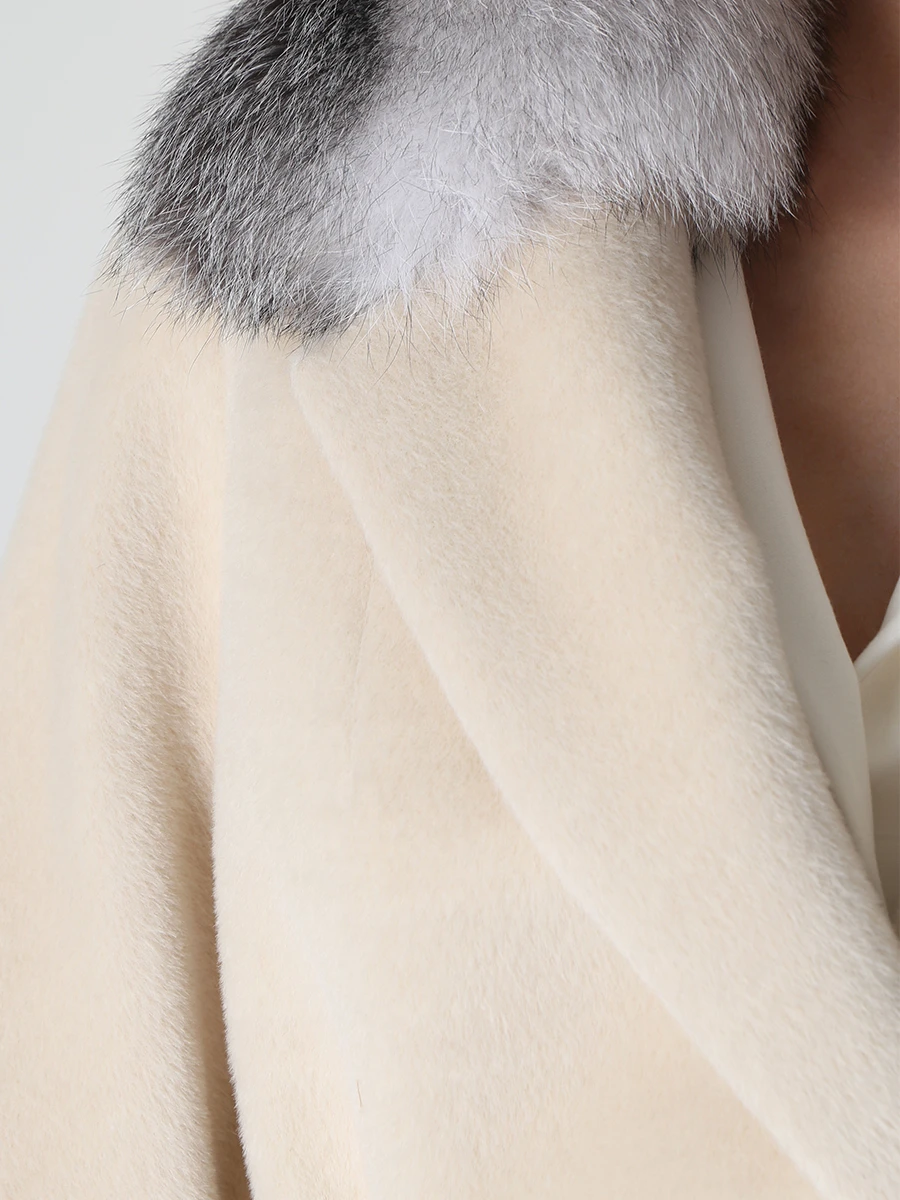 Пальто из беби альпака с мехом лисы