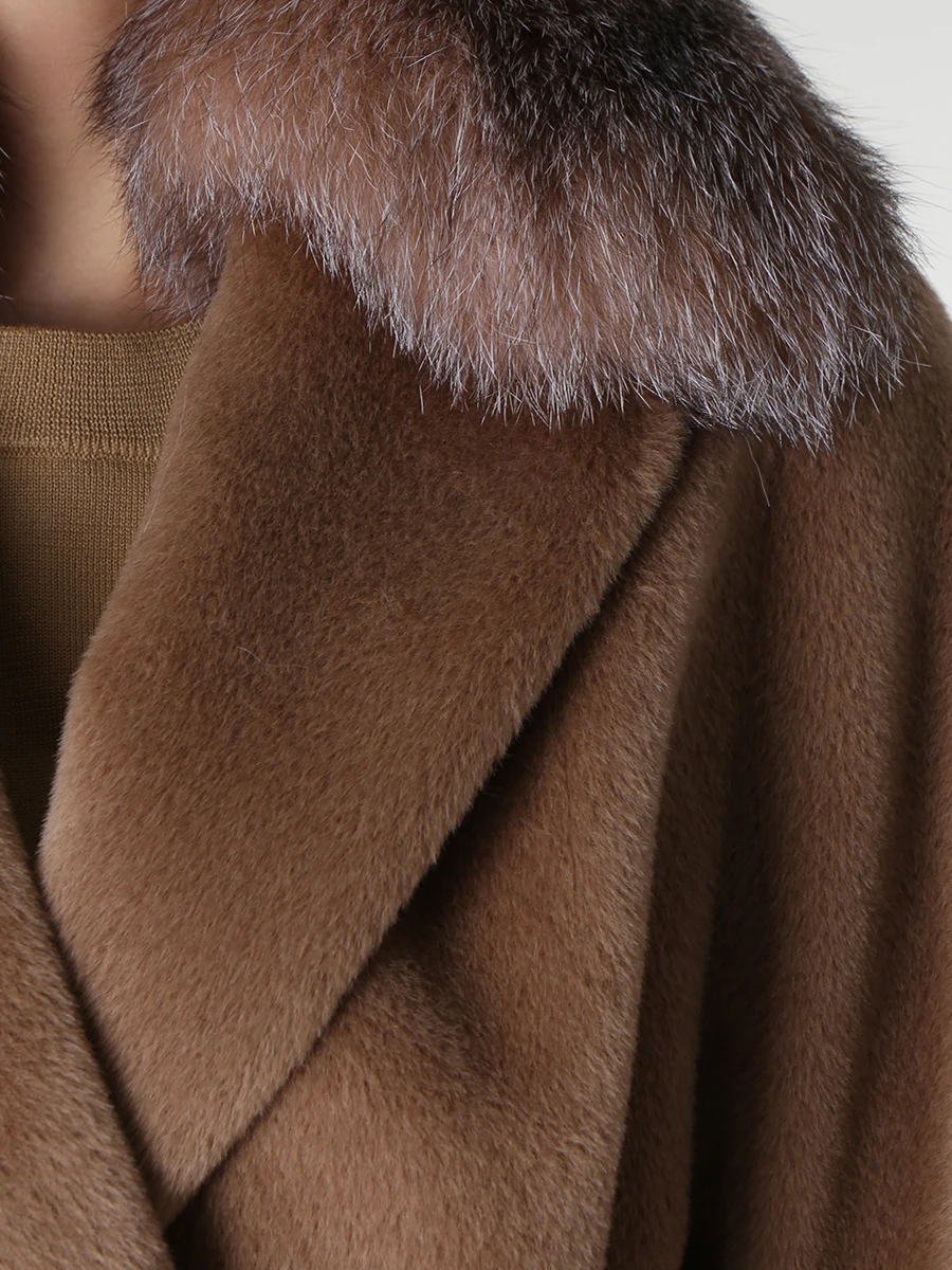 Пальто из беби альпака с мехом лисы