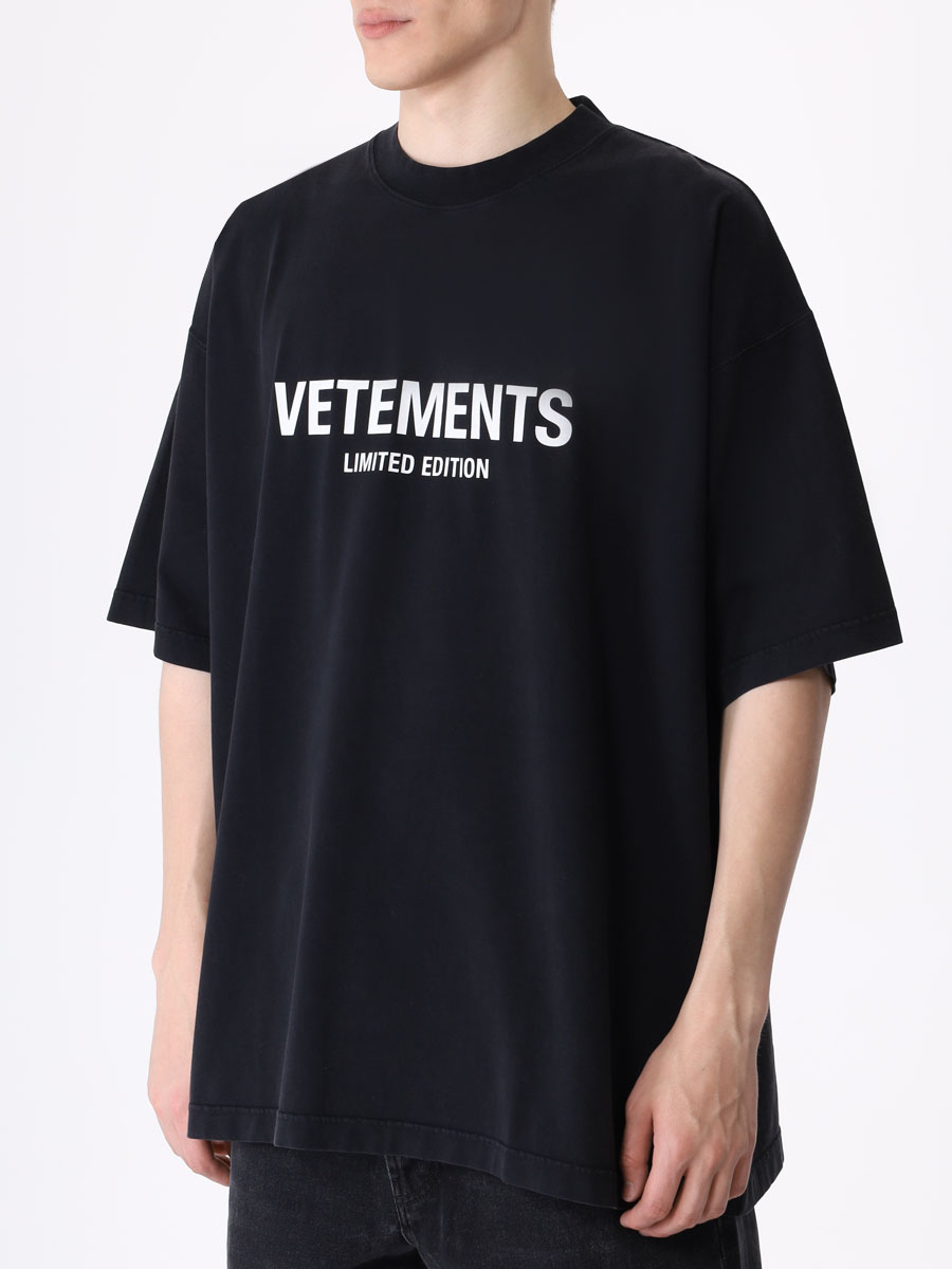 Футболка хлопковая от VETEMENTS за 72 100 рублей (цвет: принт, артикул:  UE54TR170B BLACK) - купить в интернет-магазине VIPAVENUE