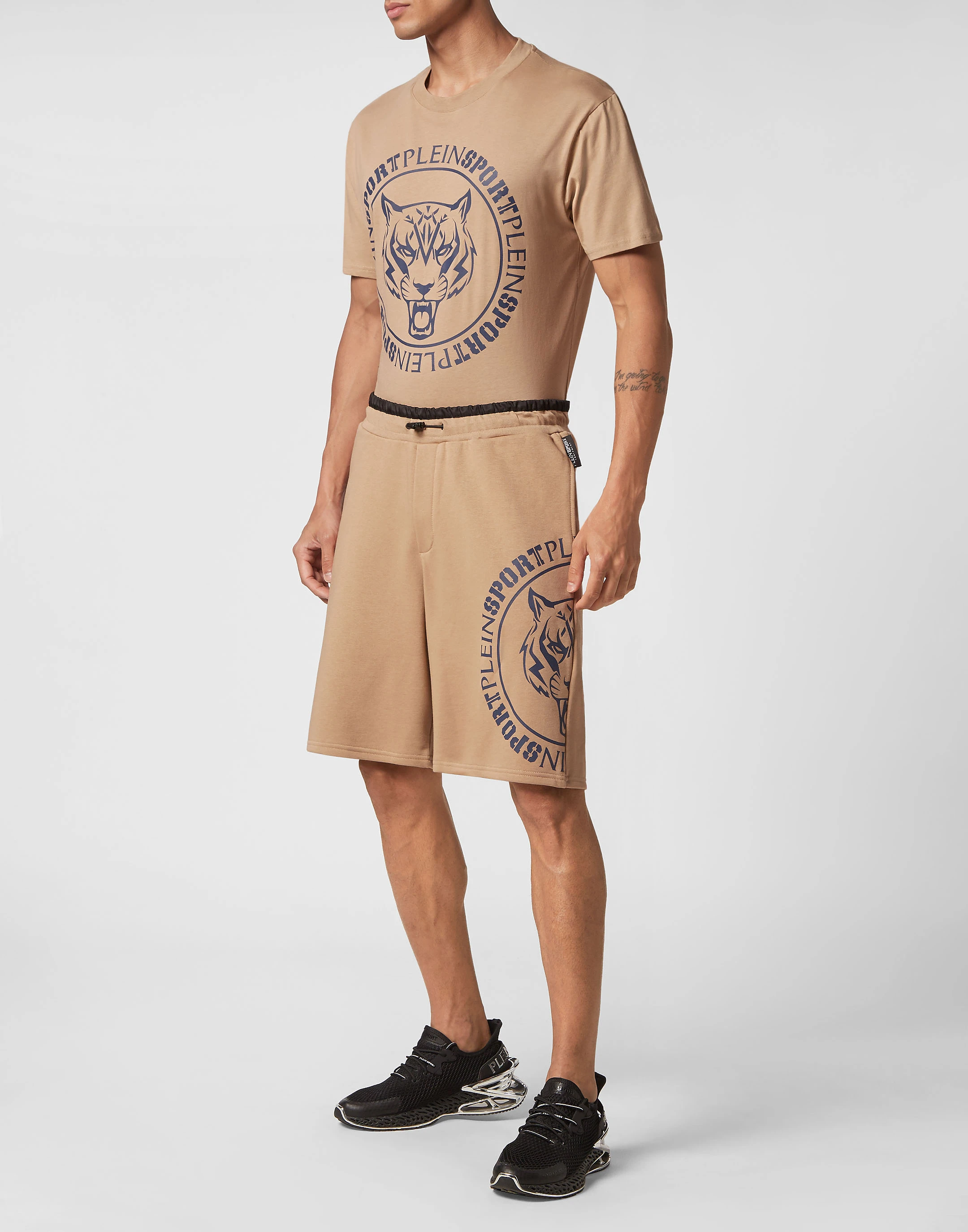 Спортивные шорты