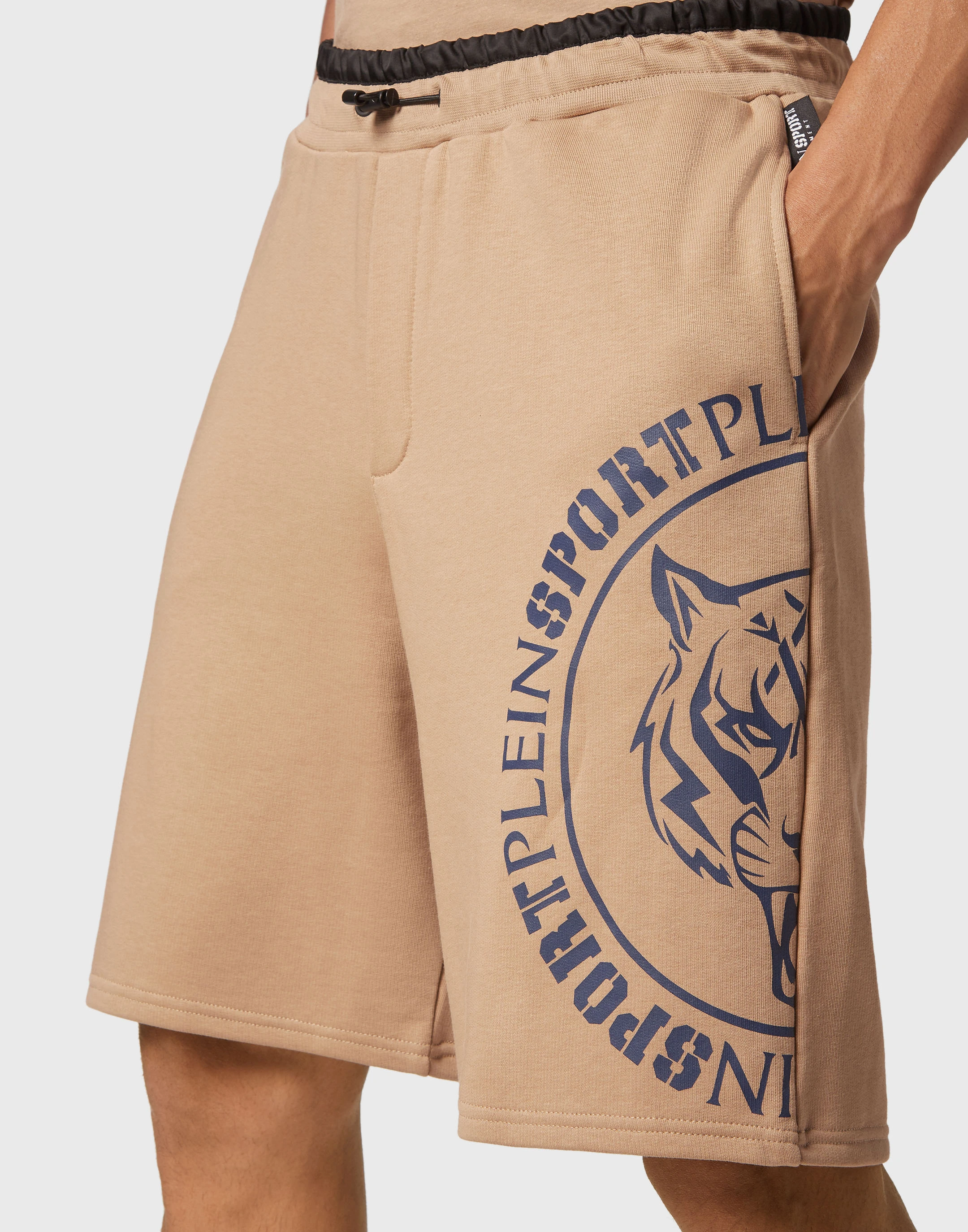 Спортивные шорты