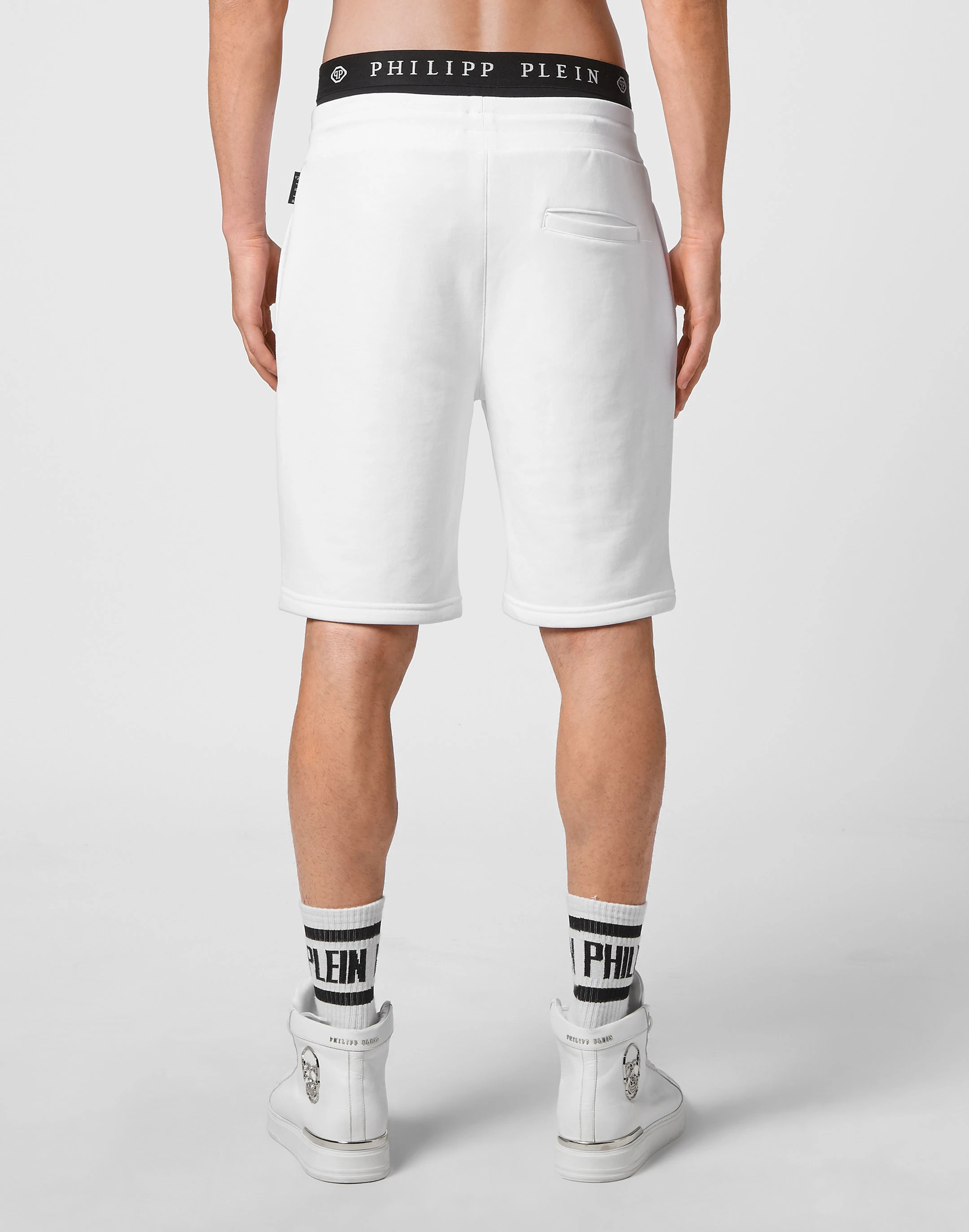 Спортивные шорты