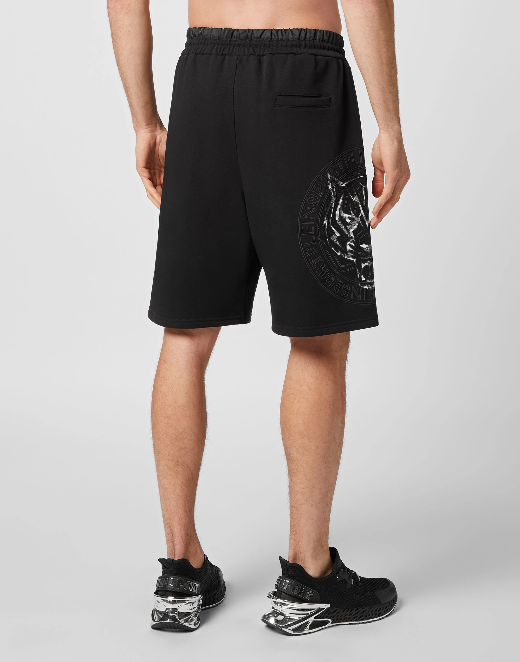 Спортивные шорты