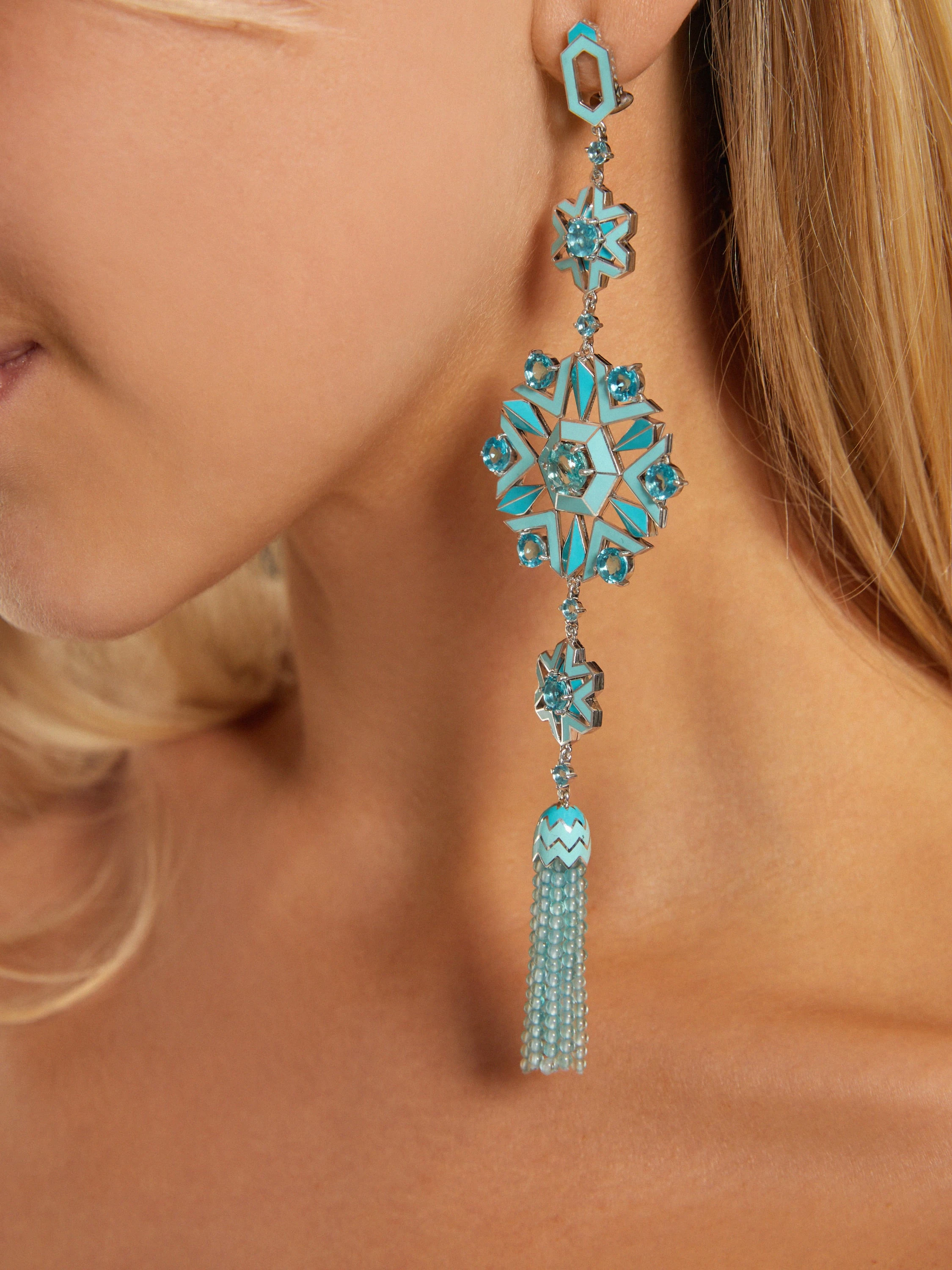 Длинные серьги из серебра с бирюзовой эмалью и апатитами