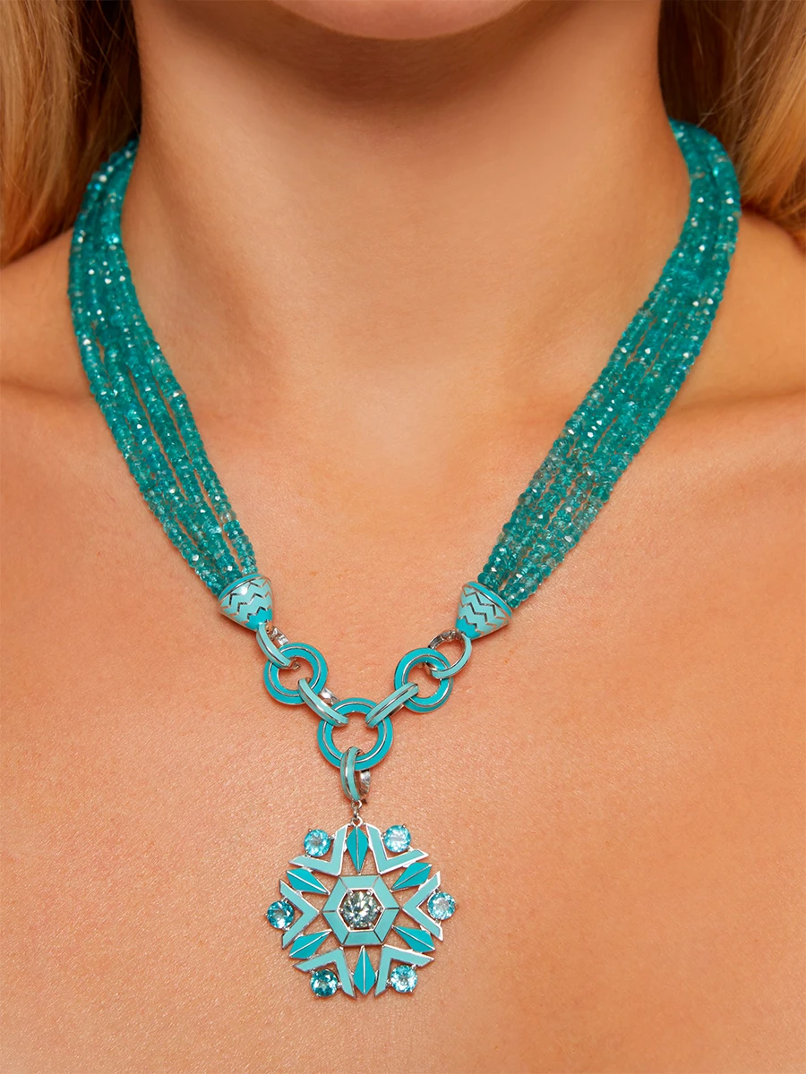 Колье из серебра с кулоном с бирюзовой эмалью и апатитами