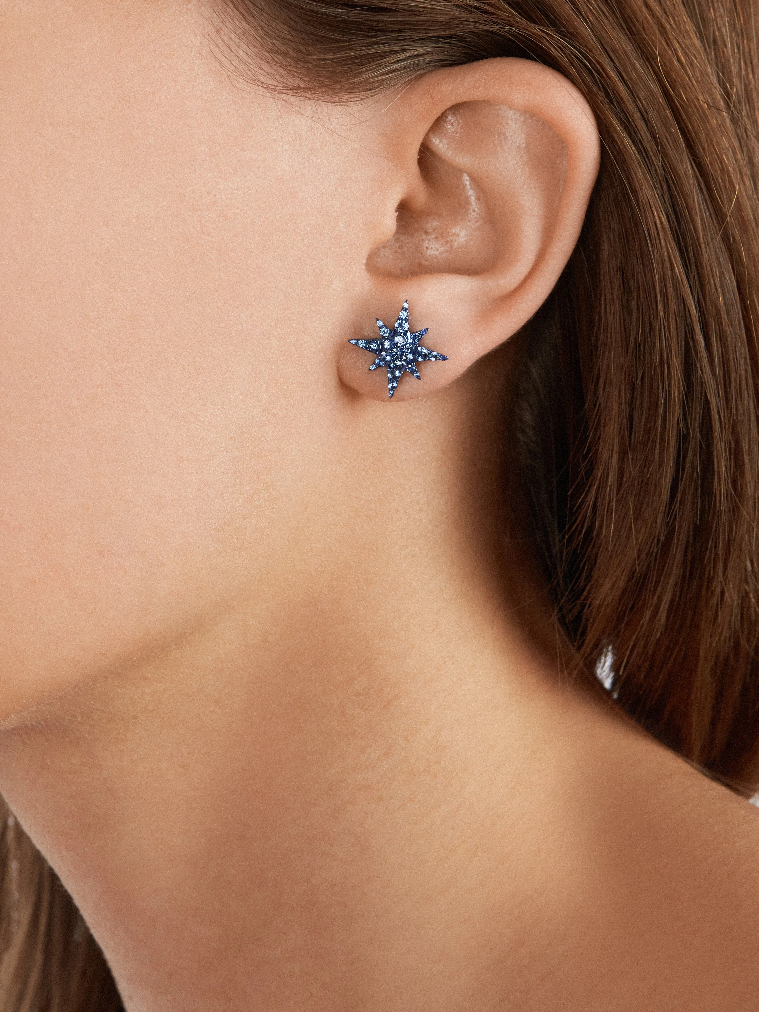 Серьги-гвоздики из черненого золота с жемчугом и сапфиром