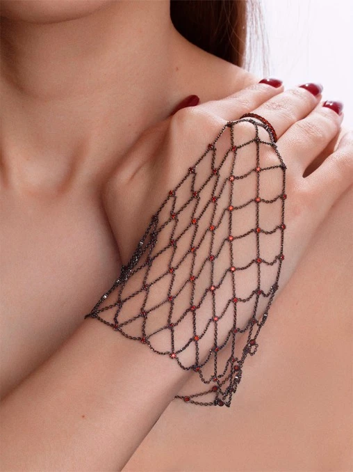 Слейв-браслет из черненого золота с гранатами YANA JEWELLERY