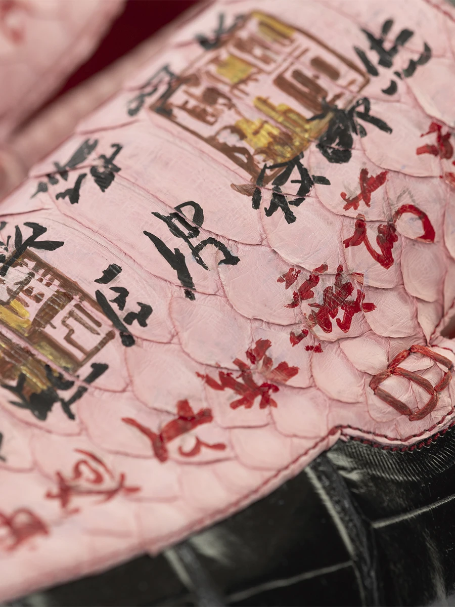 Лоферы из кожи крокодила Иероглифы