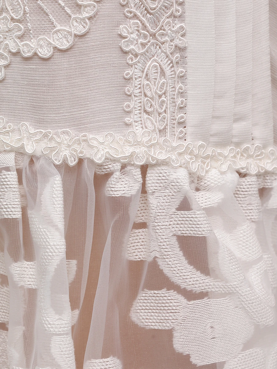 Платье с кружевом