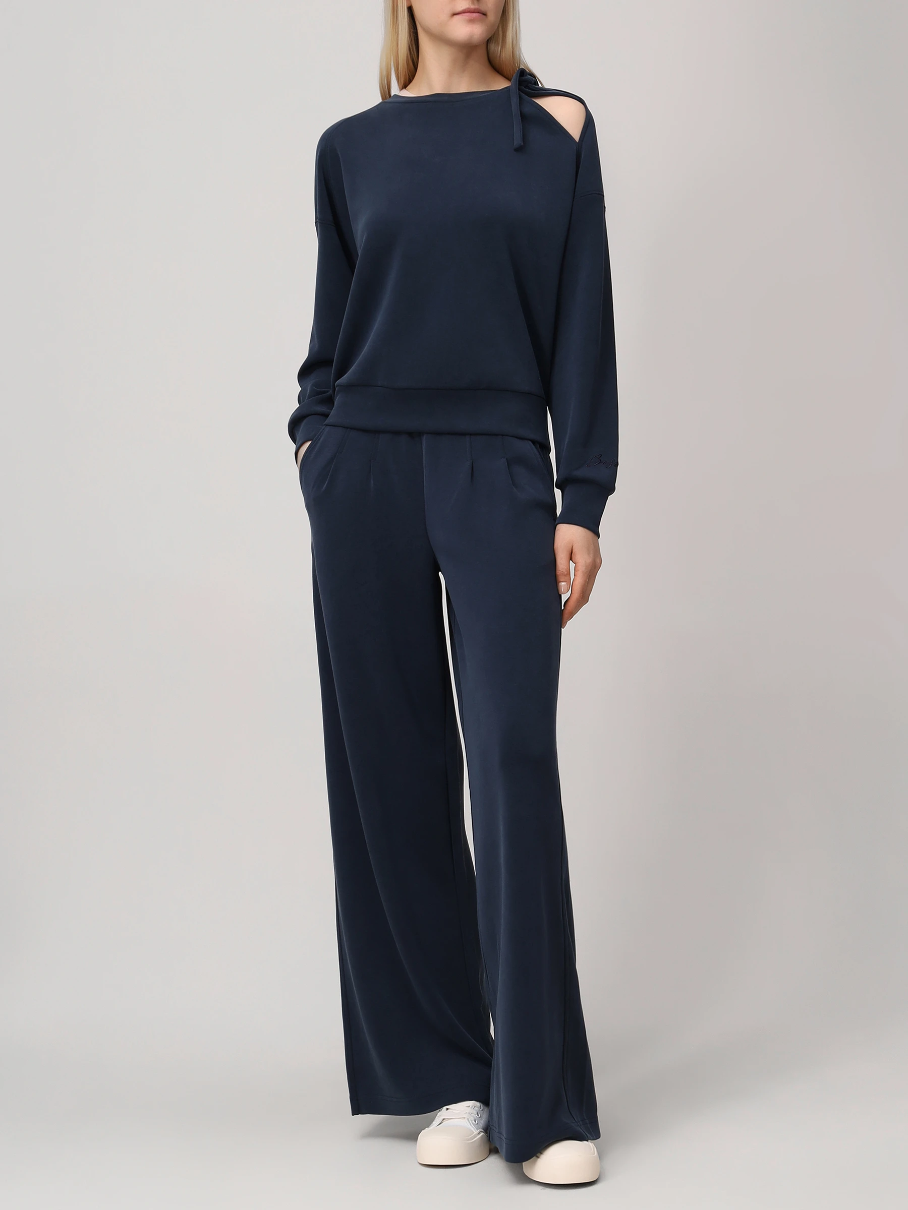 Толстовка с вырезом