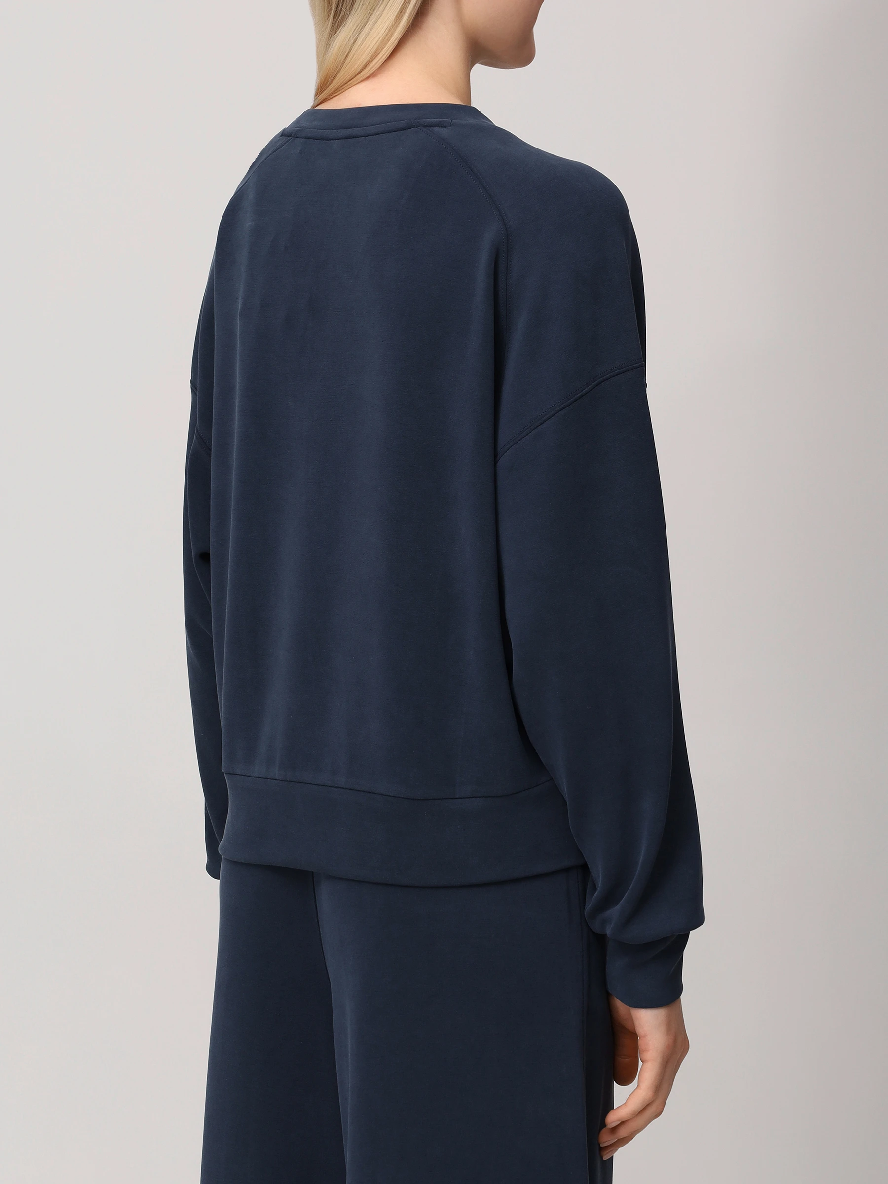 Толстовка с вырезом