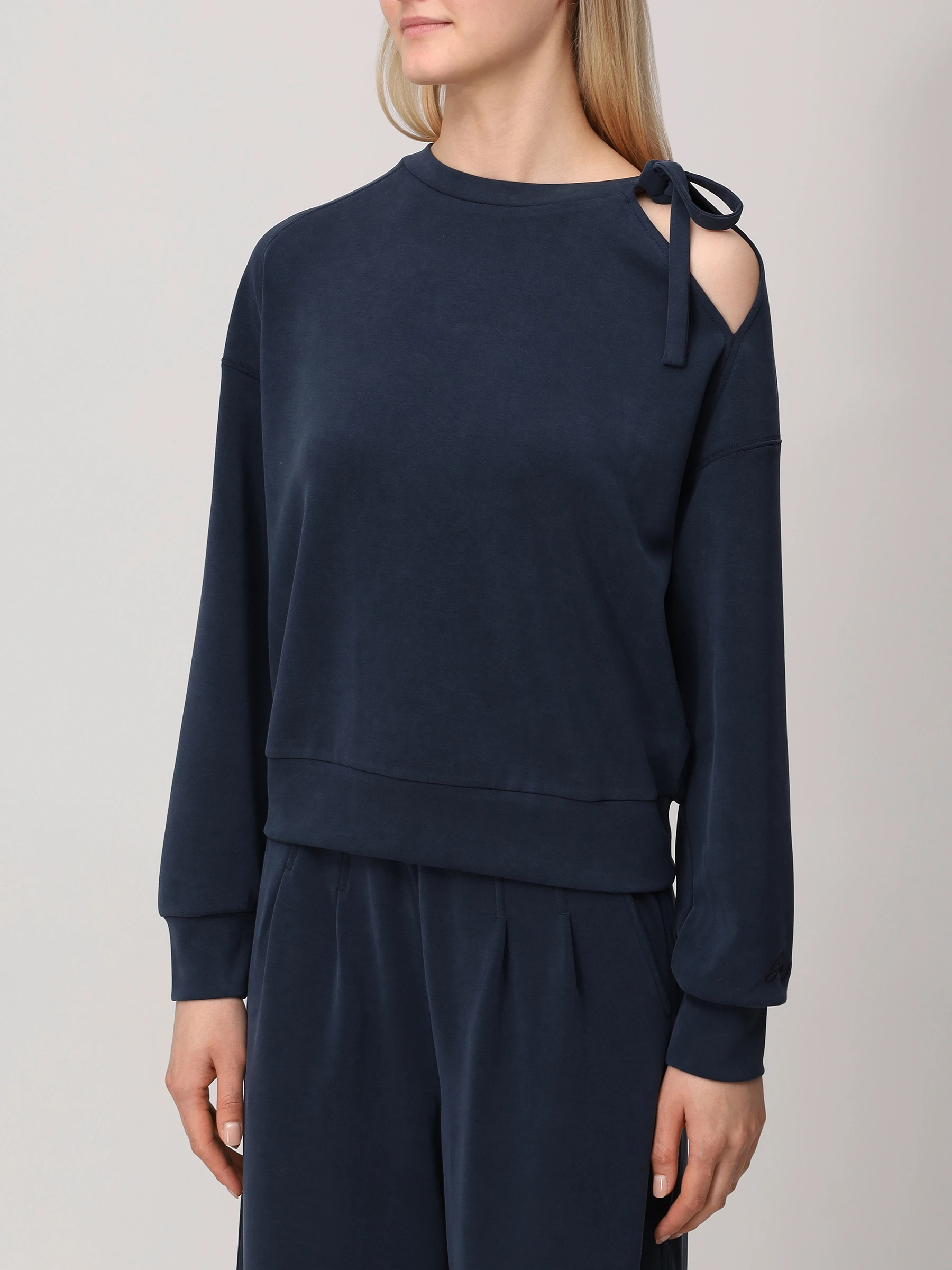 Толстовка с вырезом