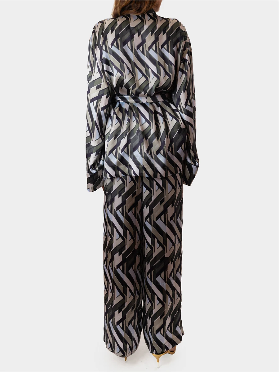 Костюм шелковый