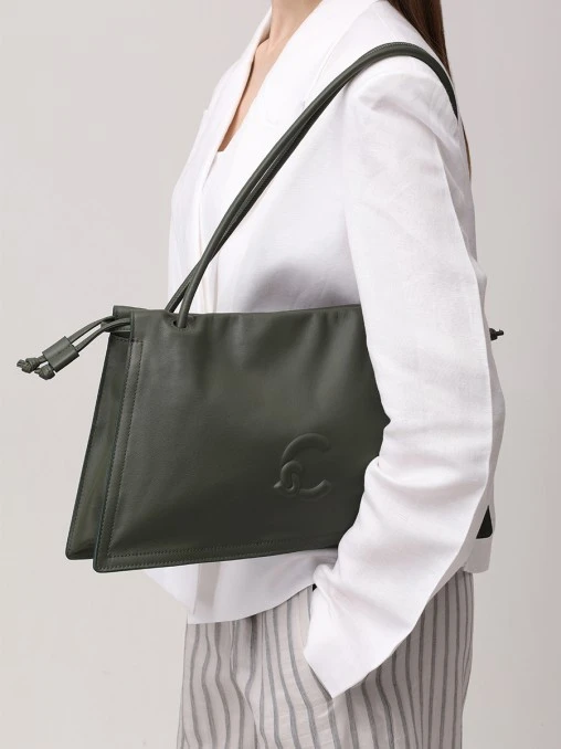 Сумка кожаная с брелоком COCCINELLE