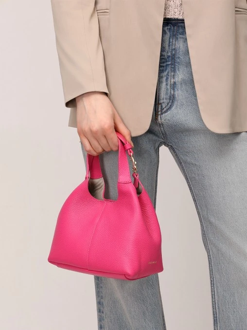 Сумка кожаная с брелоком COCCINELLE