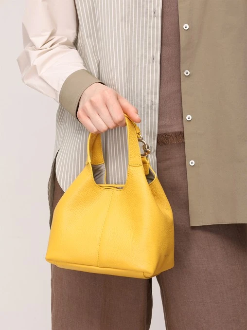 Сумка кожаная с брелоком COCCINELLE