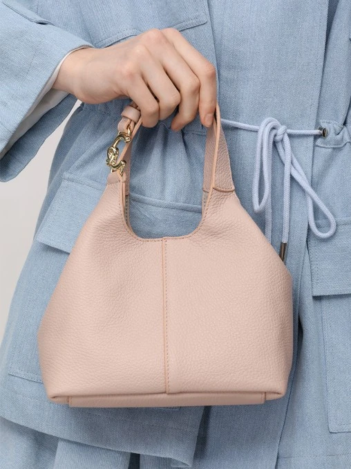 Сумка кожаная с брелоком COCCINELLE