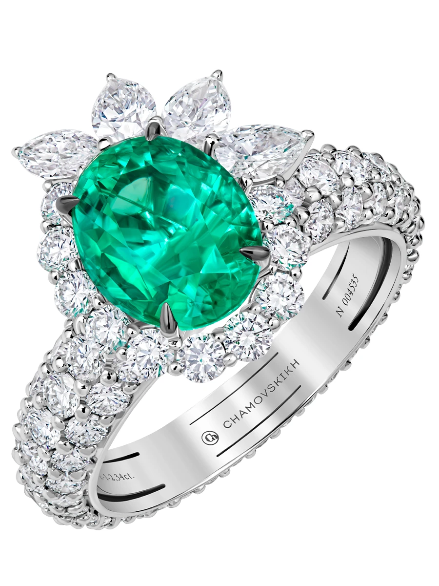 Кольцо с изумрудом и бриллиантами
