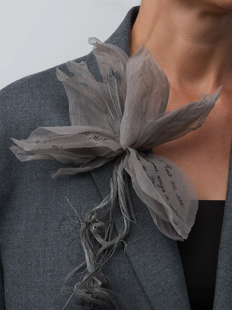 Брошь Лилия с каллиграфией Наташа Ростова