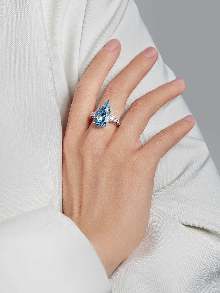 Кольцо белого золота с аквамарином и бриллиантами