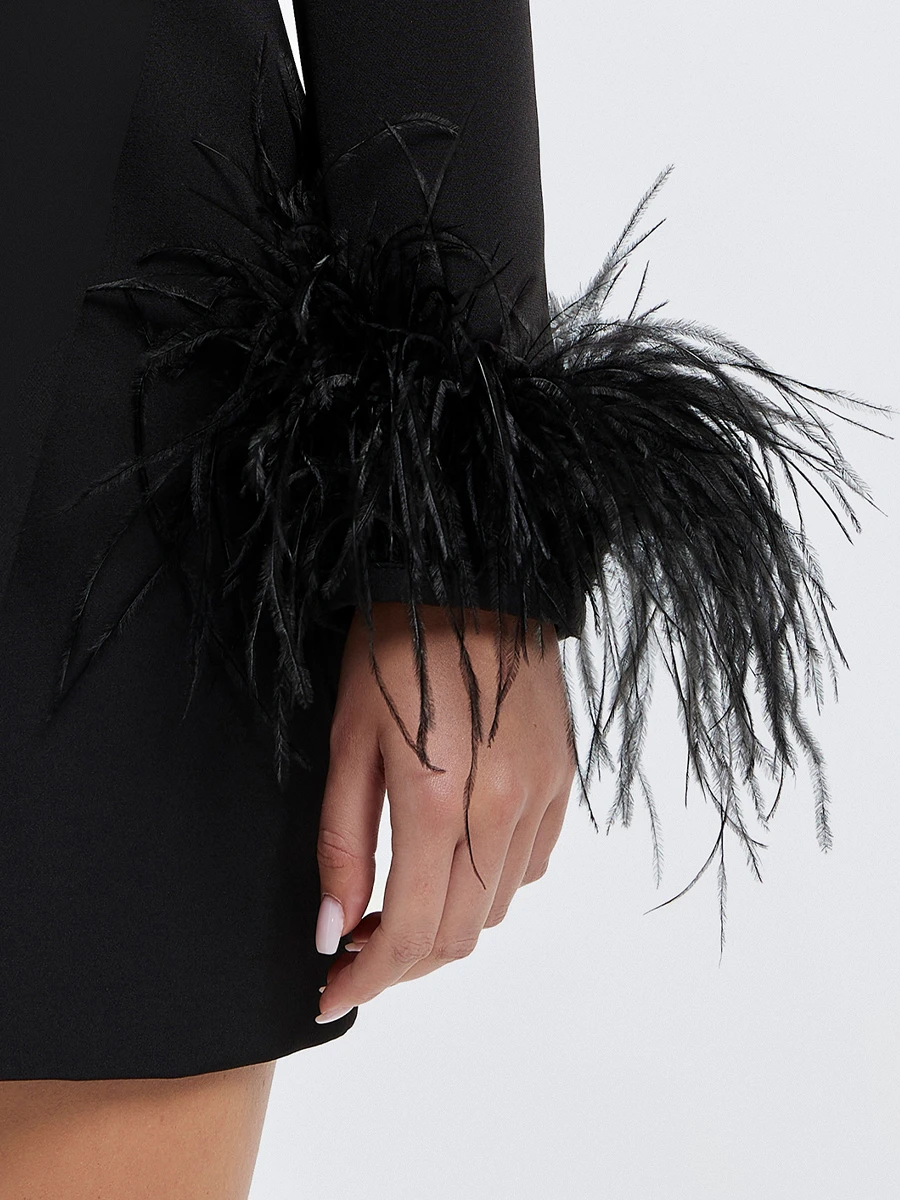 Платье с перьями