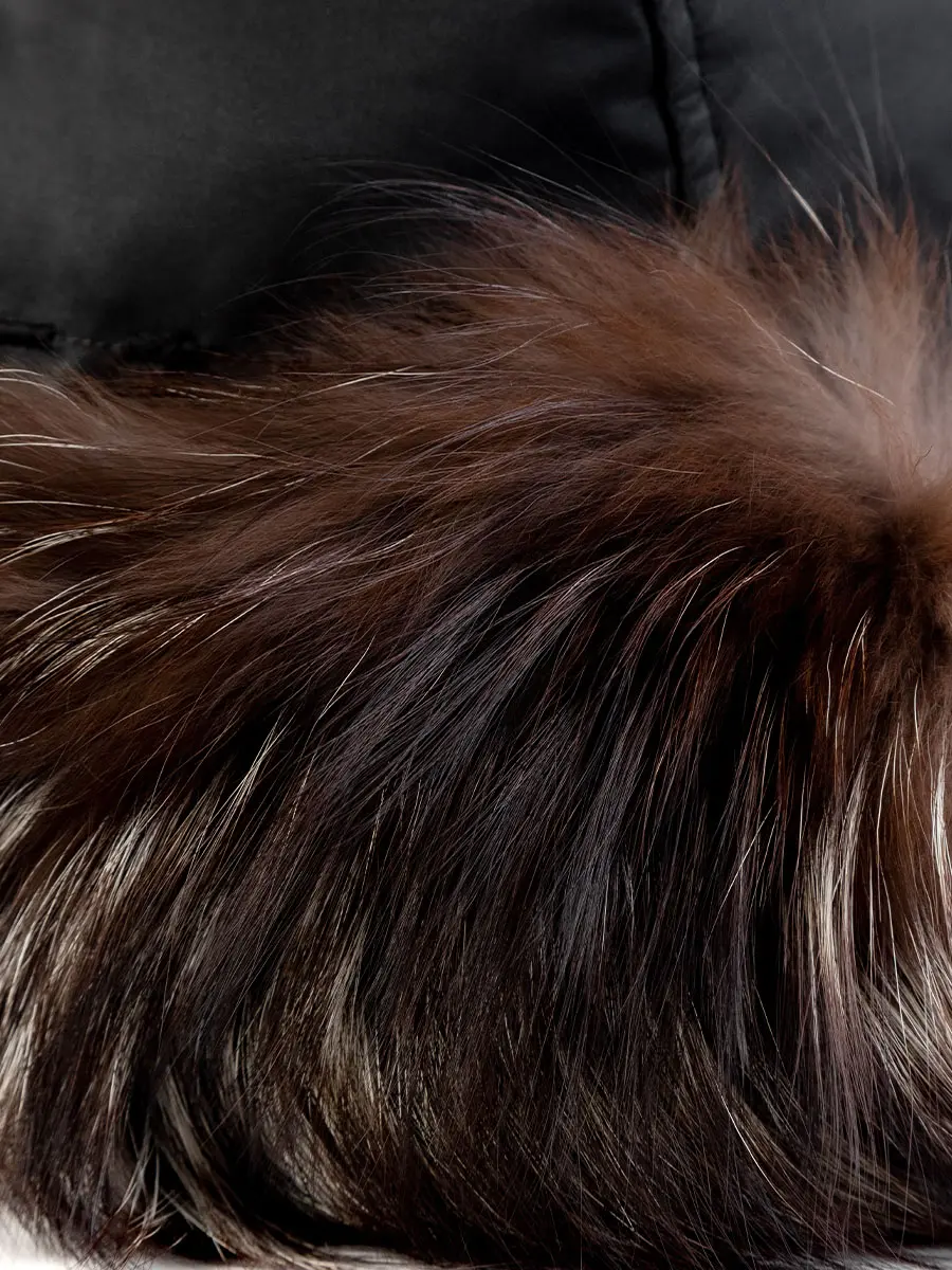 Шапка с мехом енота