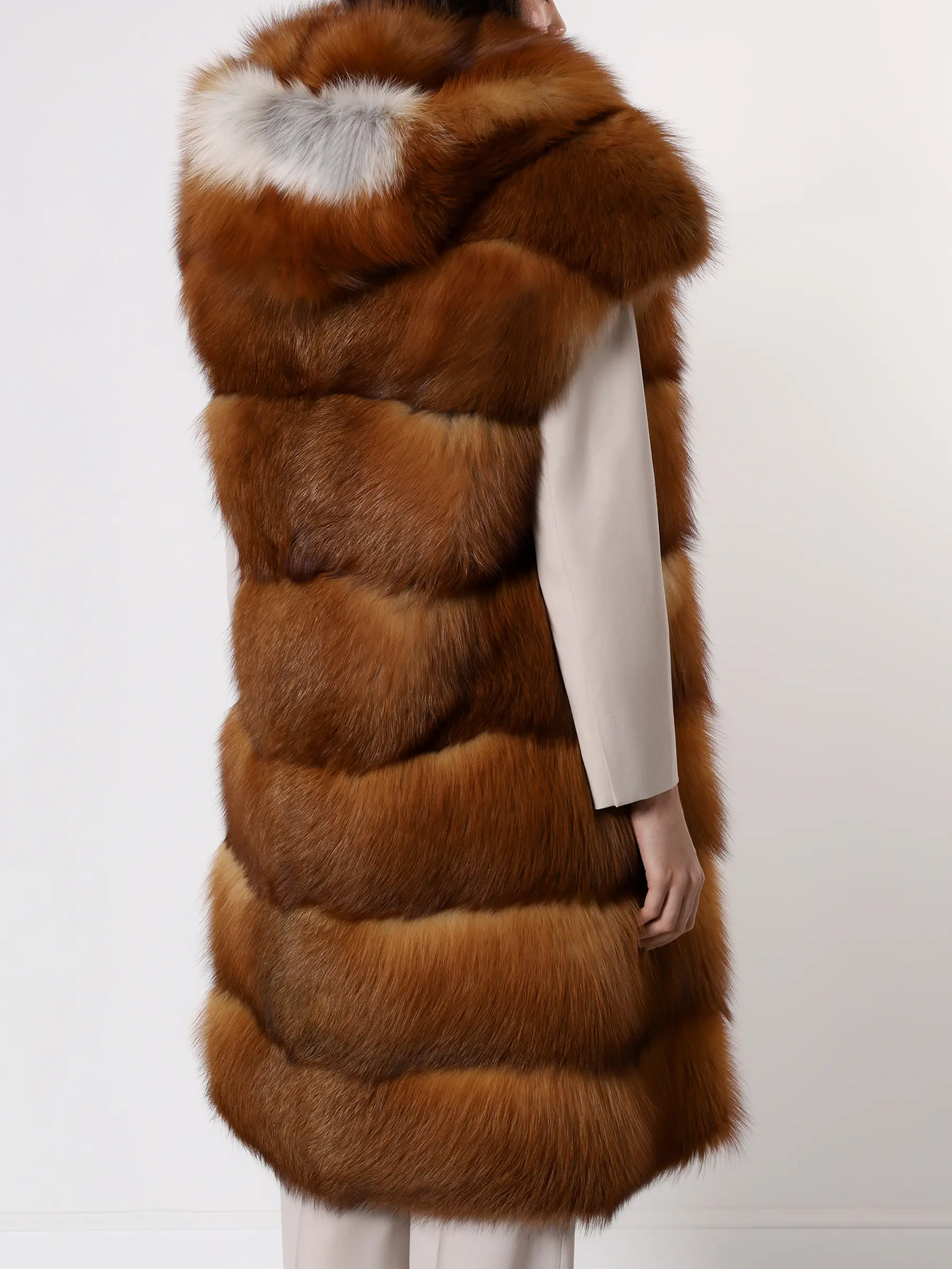 Жилет из меха лисицы