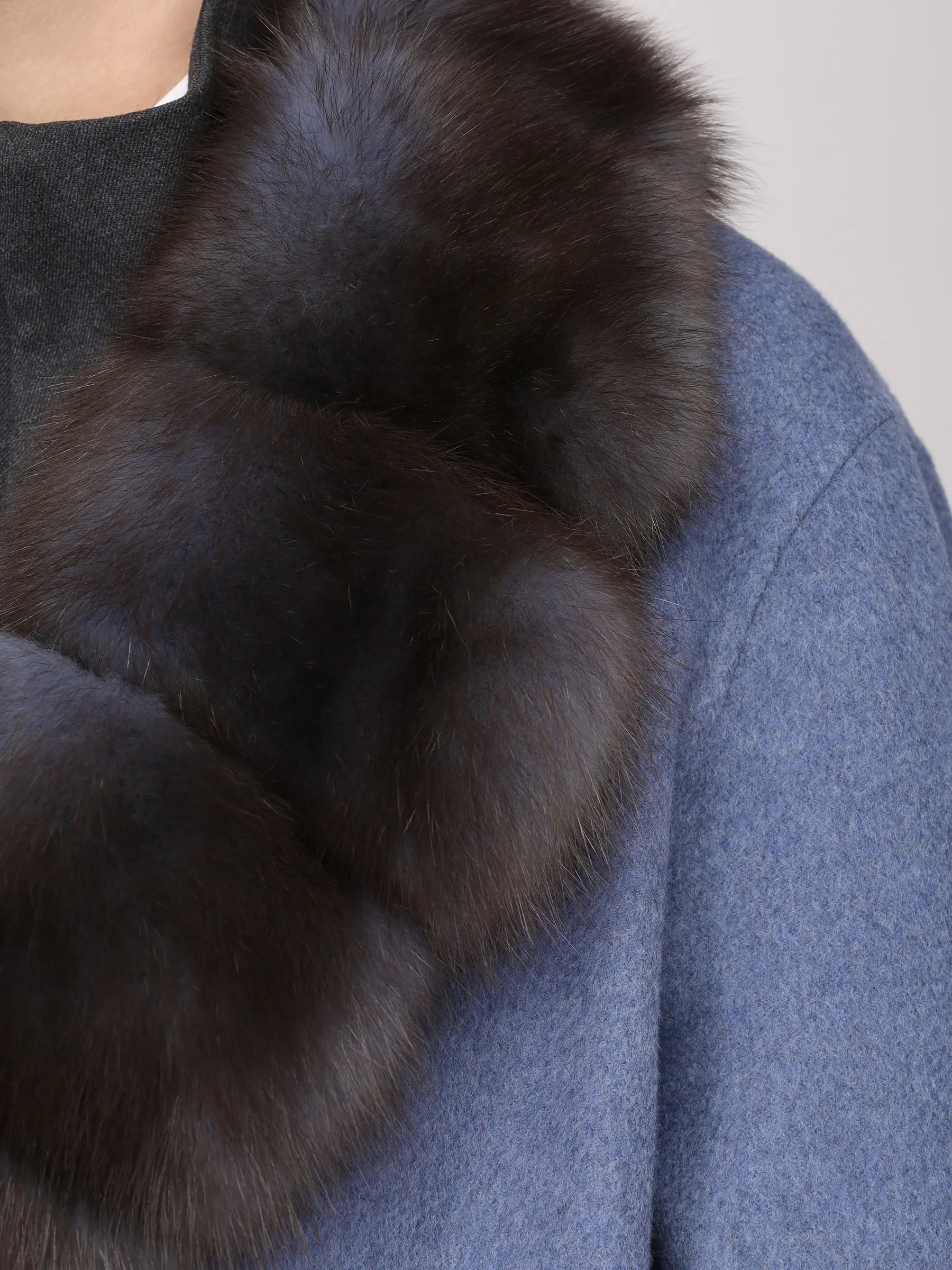 Пальто из кашемира и шерсти с мехом соболя