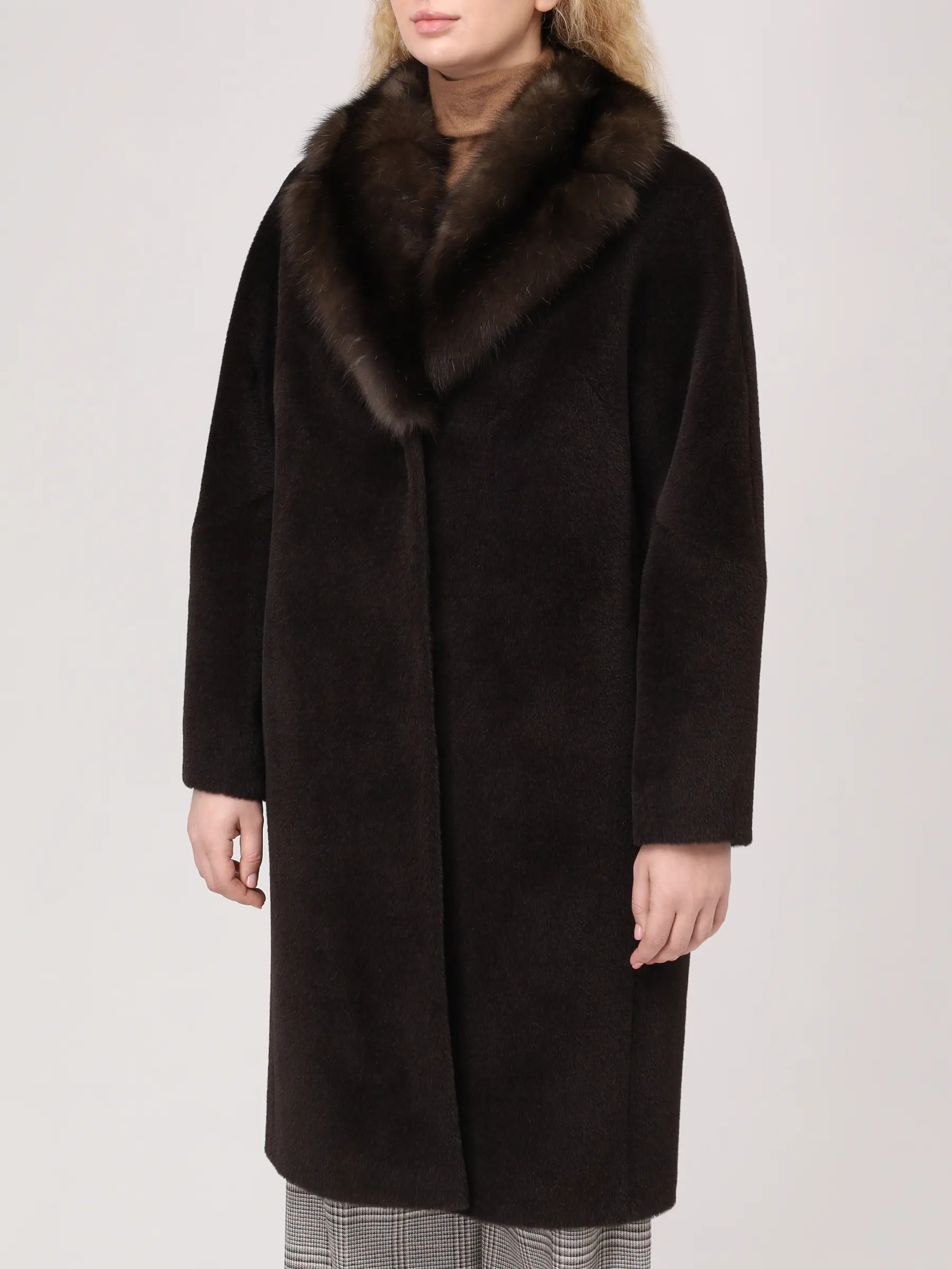 Пальто из шерсти альпака с мехом соболя
