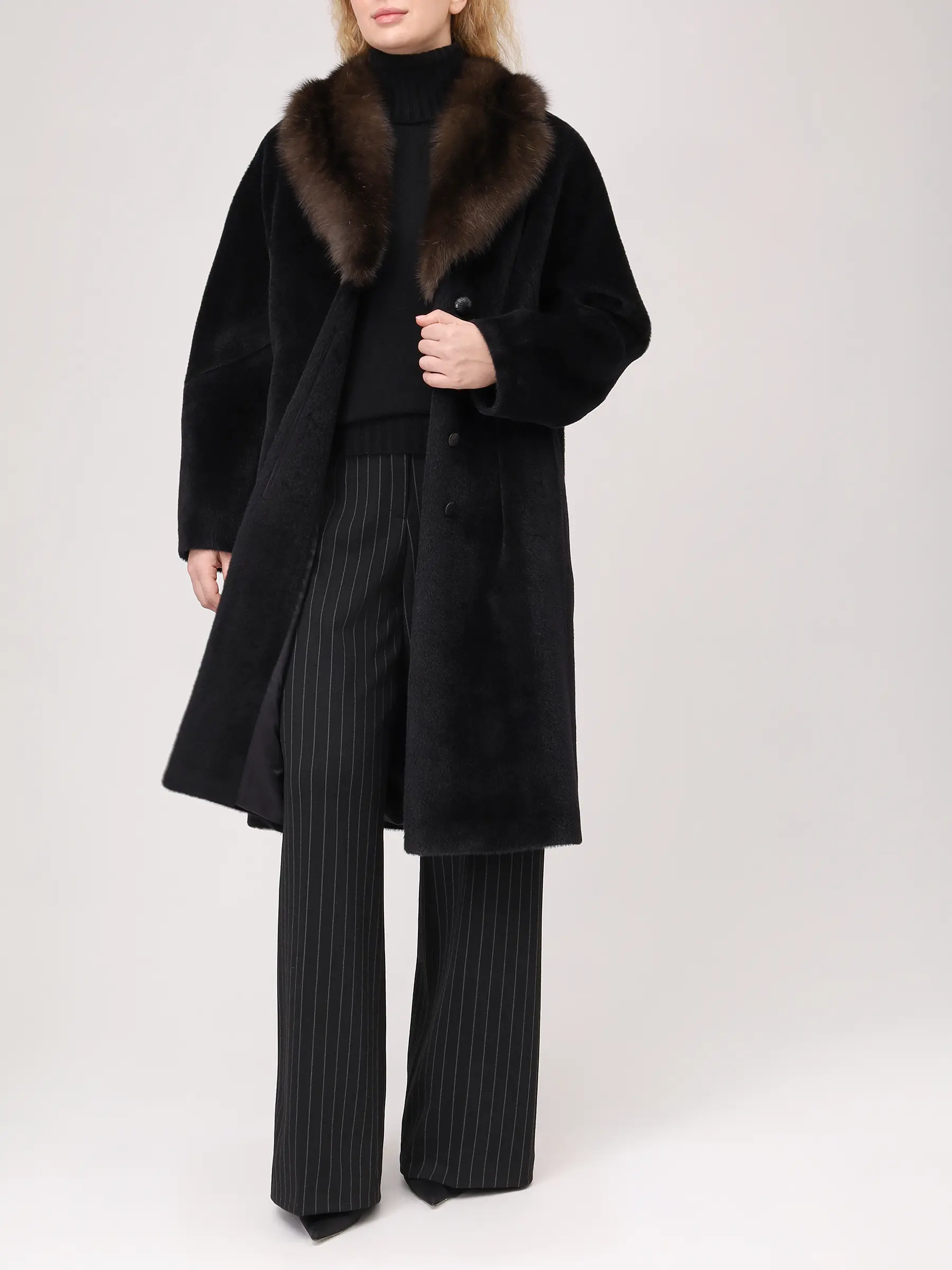 Пальто из шерсти альпака с мехом соболя