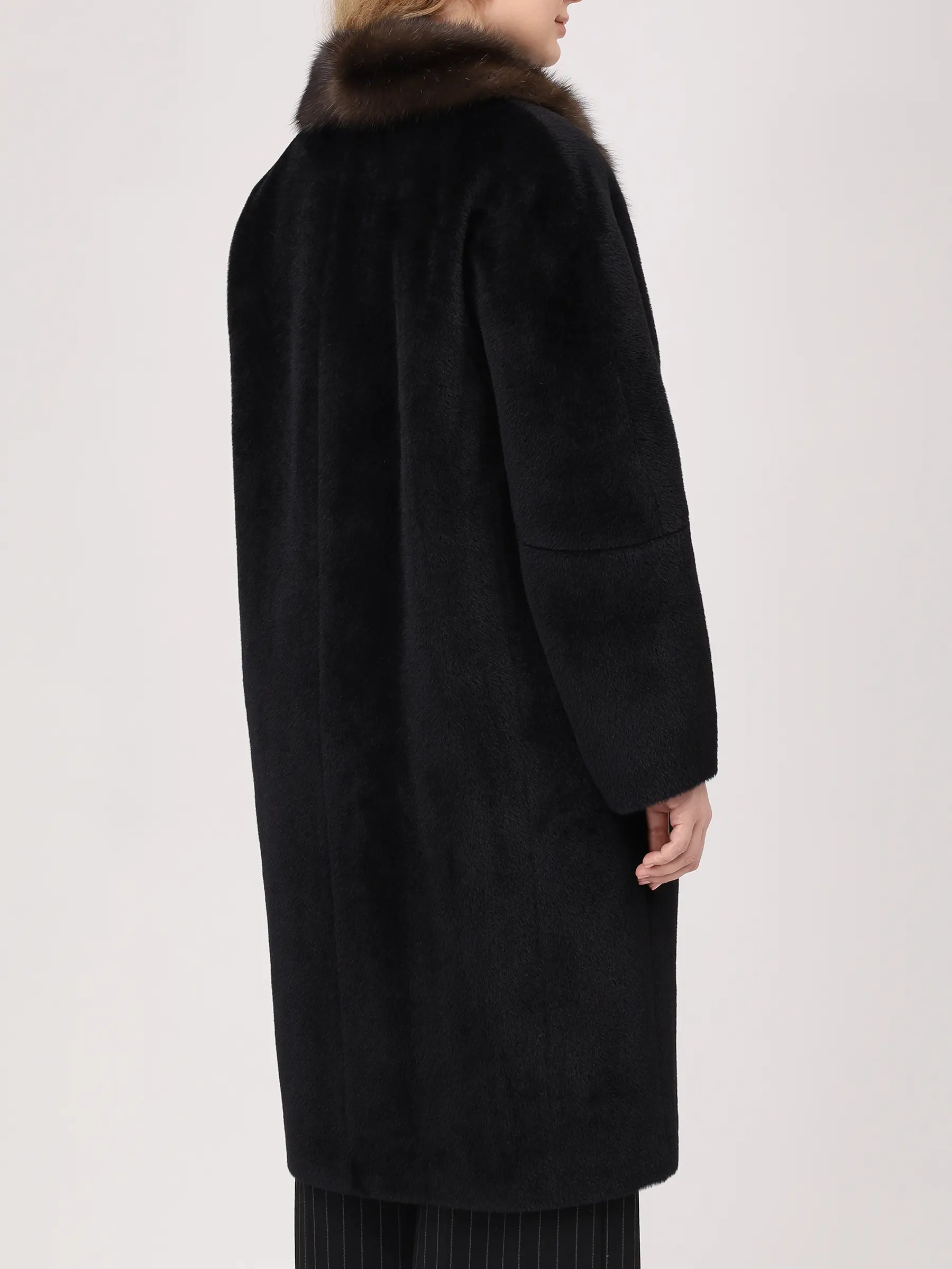 Пальто из шерсти альпака с мехом соболя
