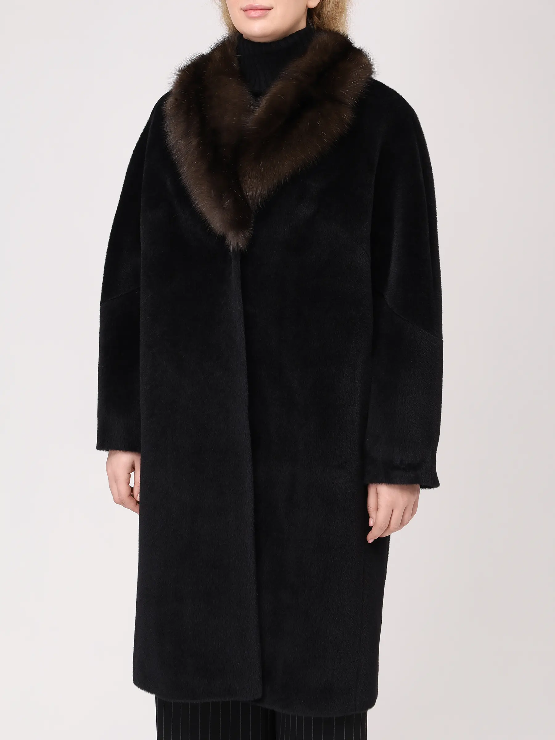 Пальто из шерсти альпака с мехом соболя