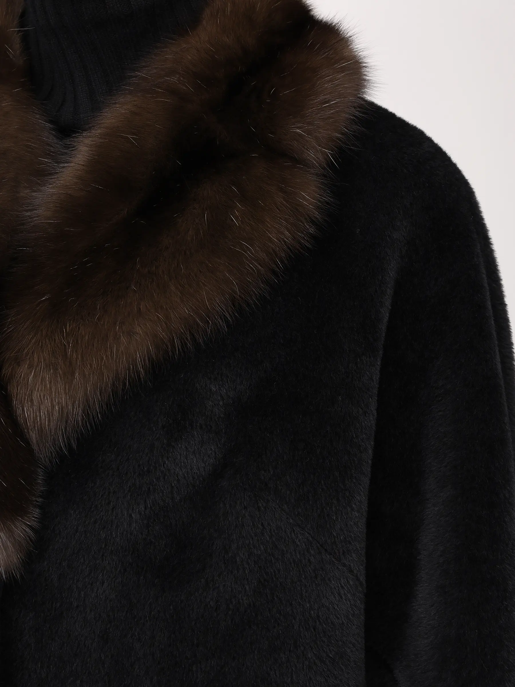 Пальто из шерсти альпака с мехом соболя