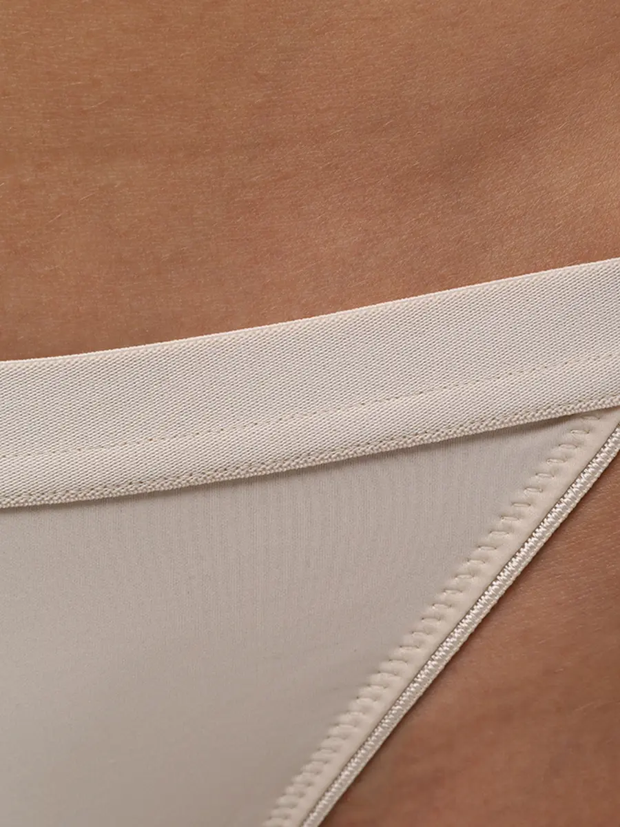 Трусы-стринг с кружевом