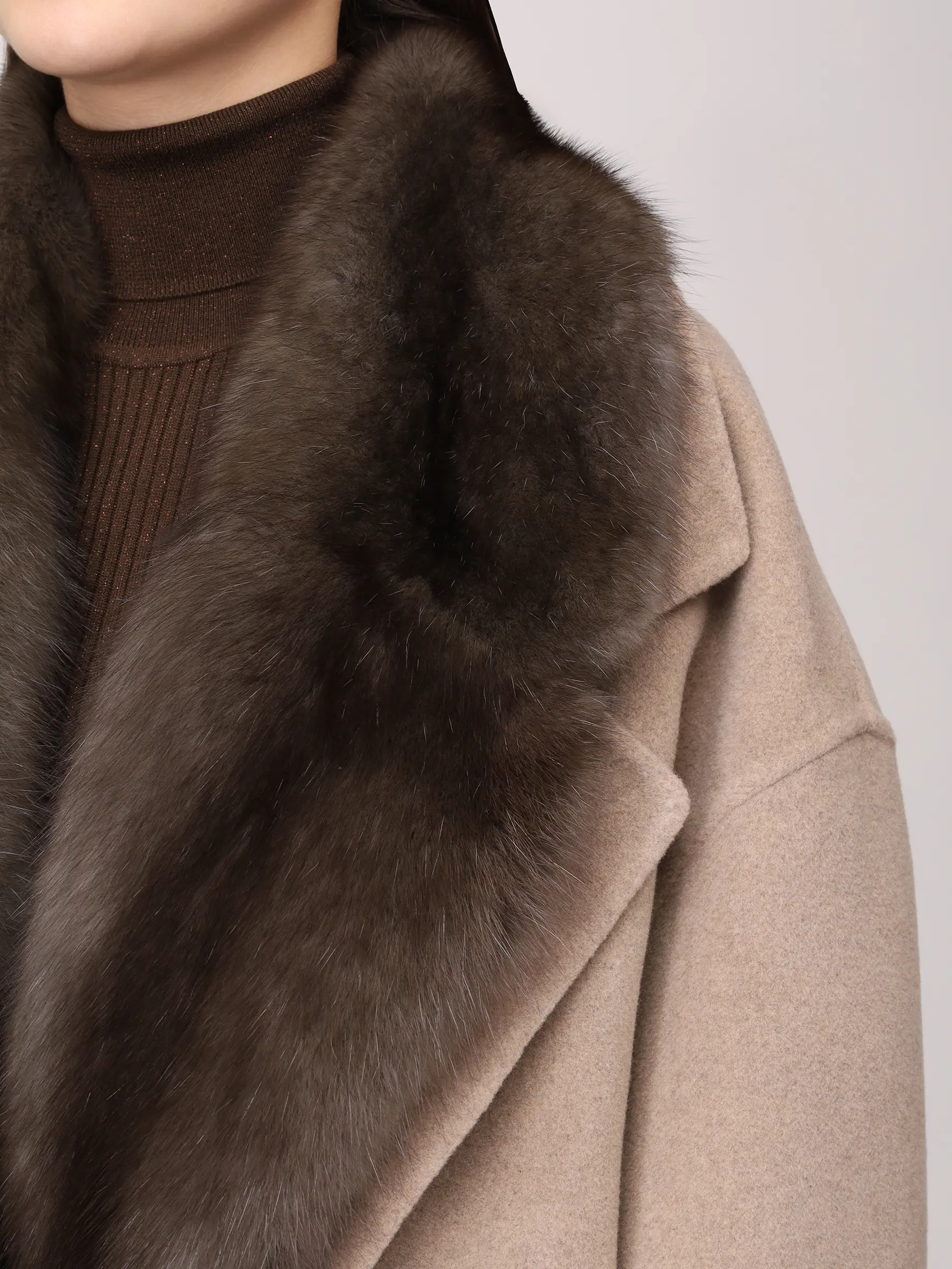Полупальто из шерсти и кашемира с мехом соболя
