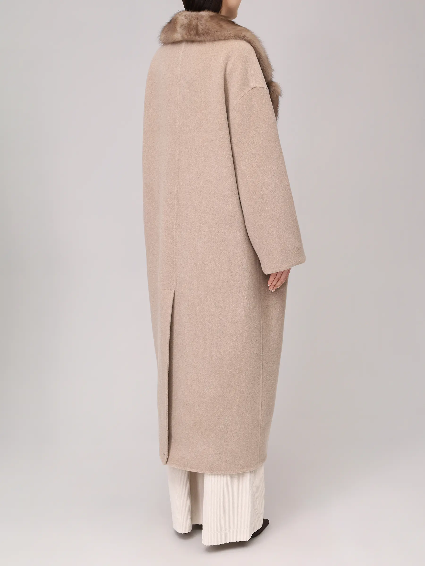 Пальто из шерсти и кашемира с мехом соболя