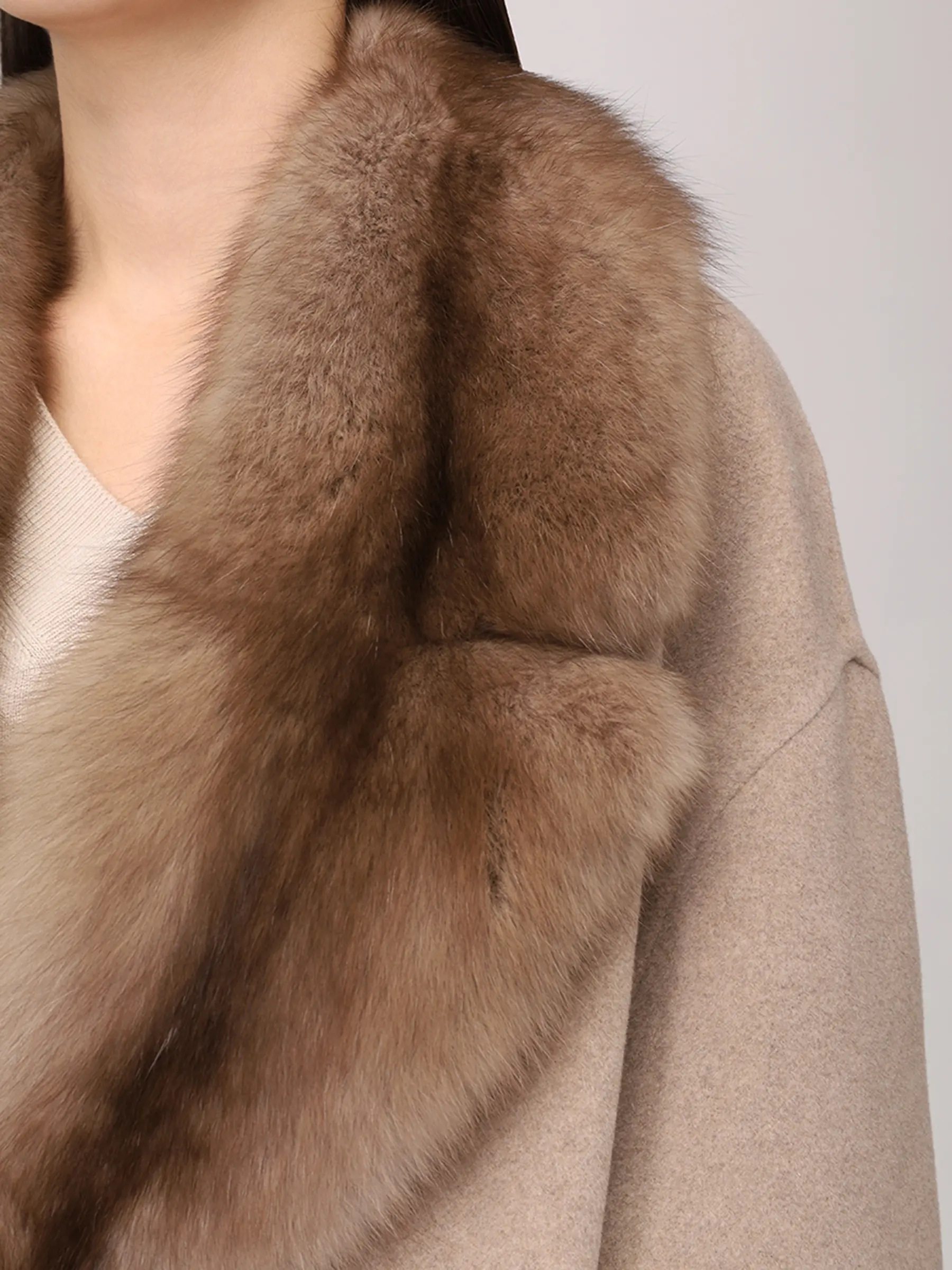 Пальто из шерсти и кашемира с мехом соболя