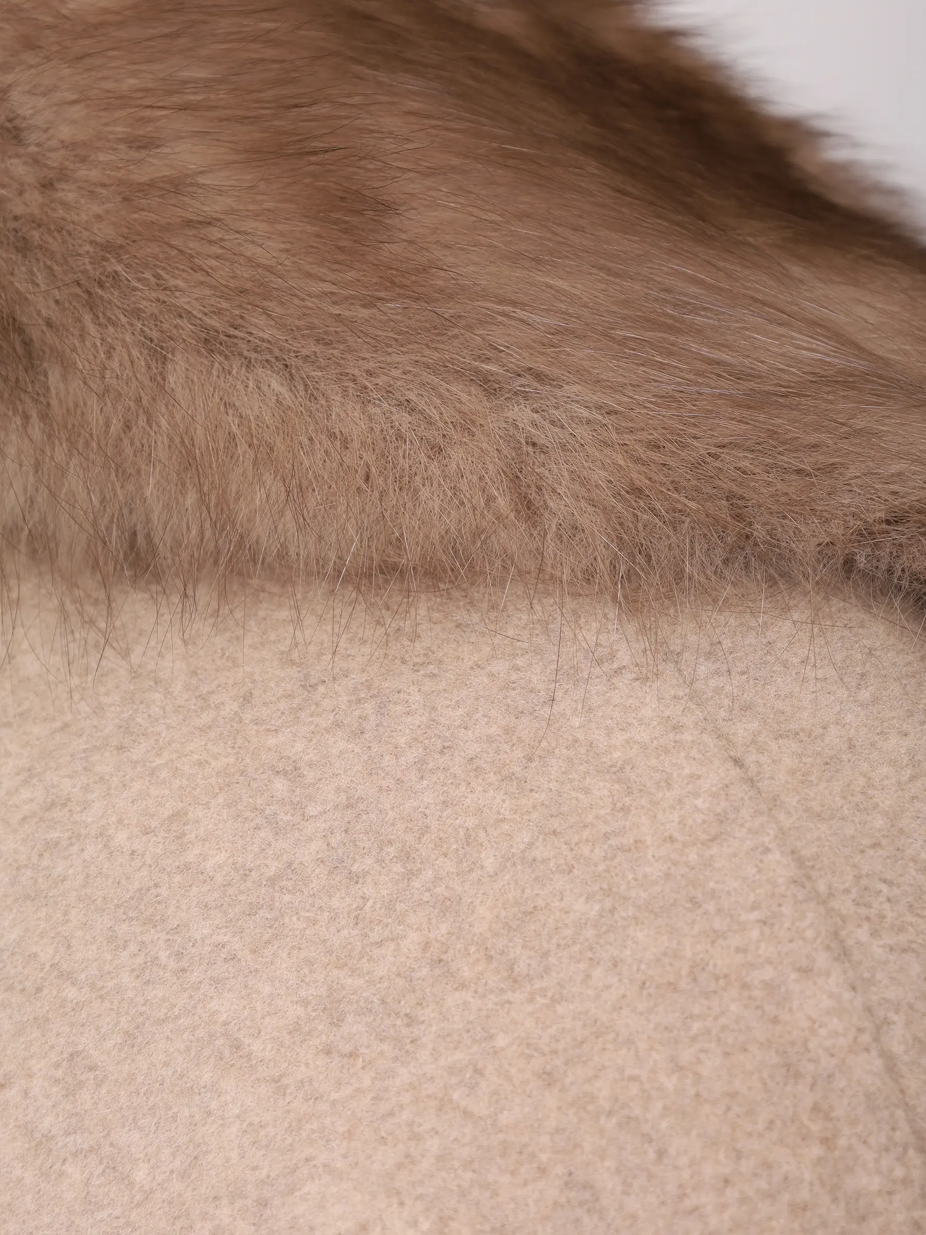 Пальто из шерсти и кашемира с мехом соболя