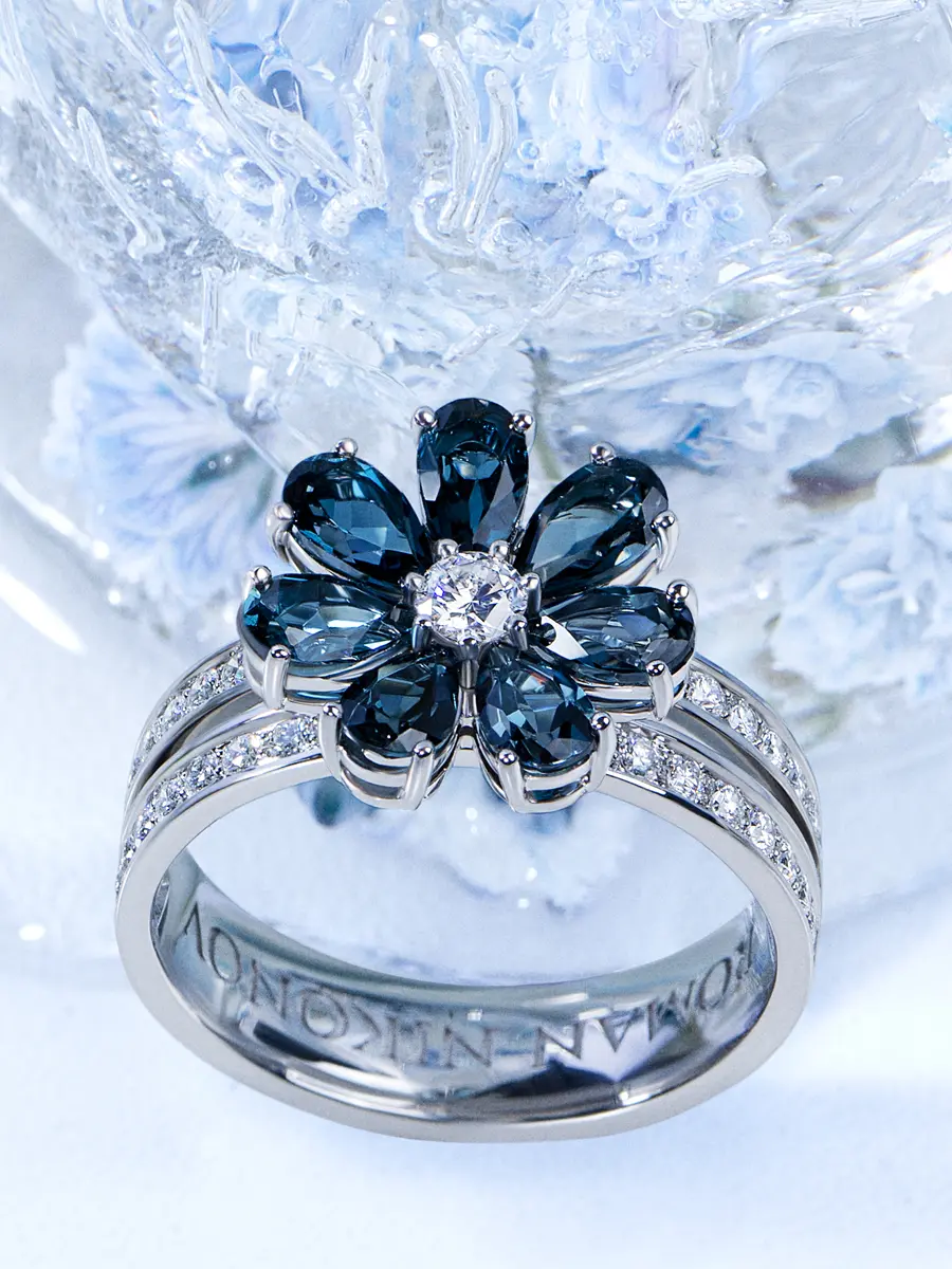 Кольцо «Цветик» с бриллиантами и топазами