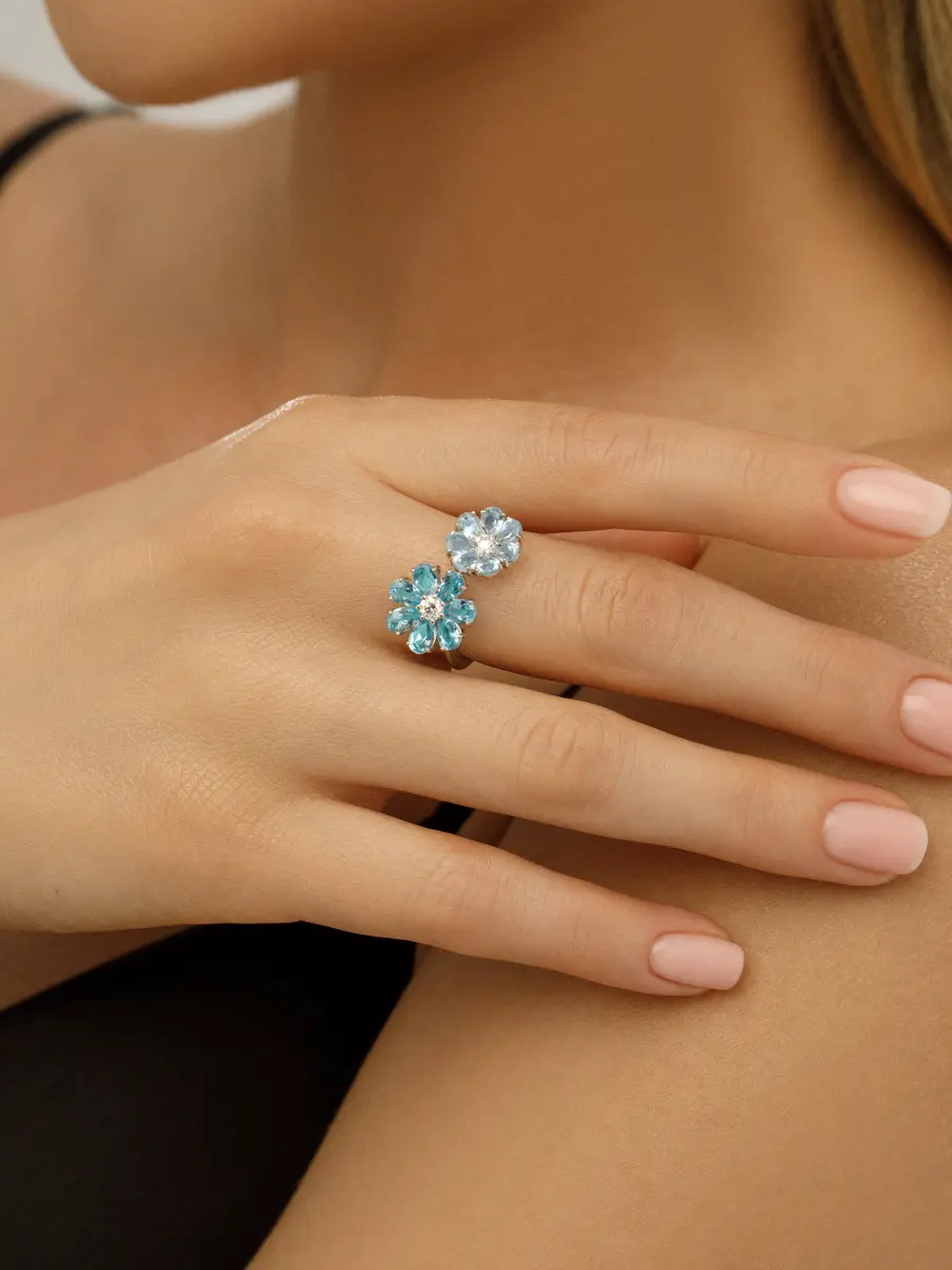 Кольцо «Ледяной цветок» бриллиантами и топазами