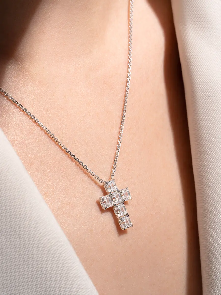 Колье-крест из белого золота с бриллиантами