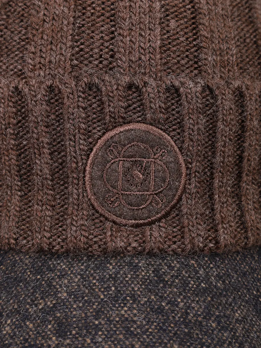 Шапка шерстяная с козырьком