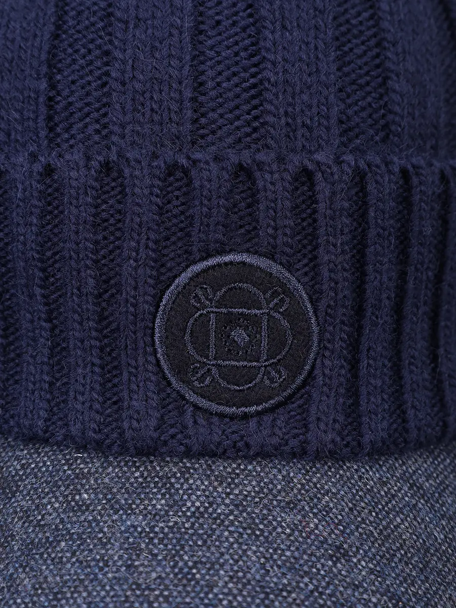 Шапка шерстяная с козырьком