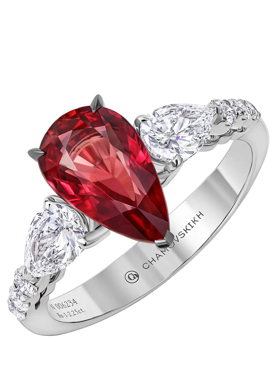 Кольцо из белого золота с рубином и бриллиантами