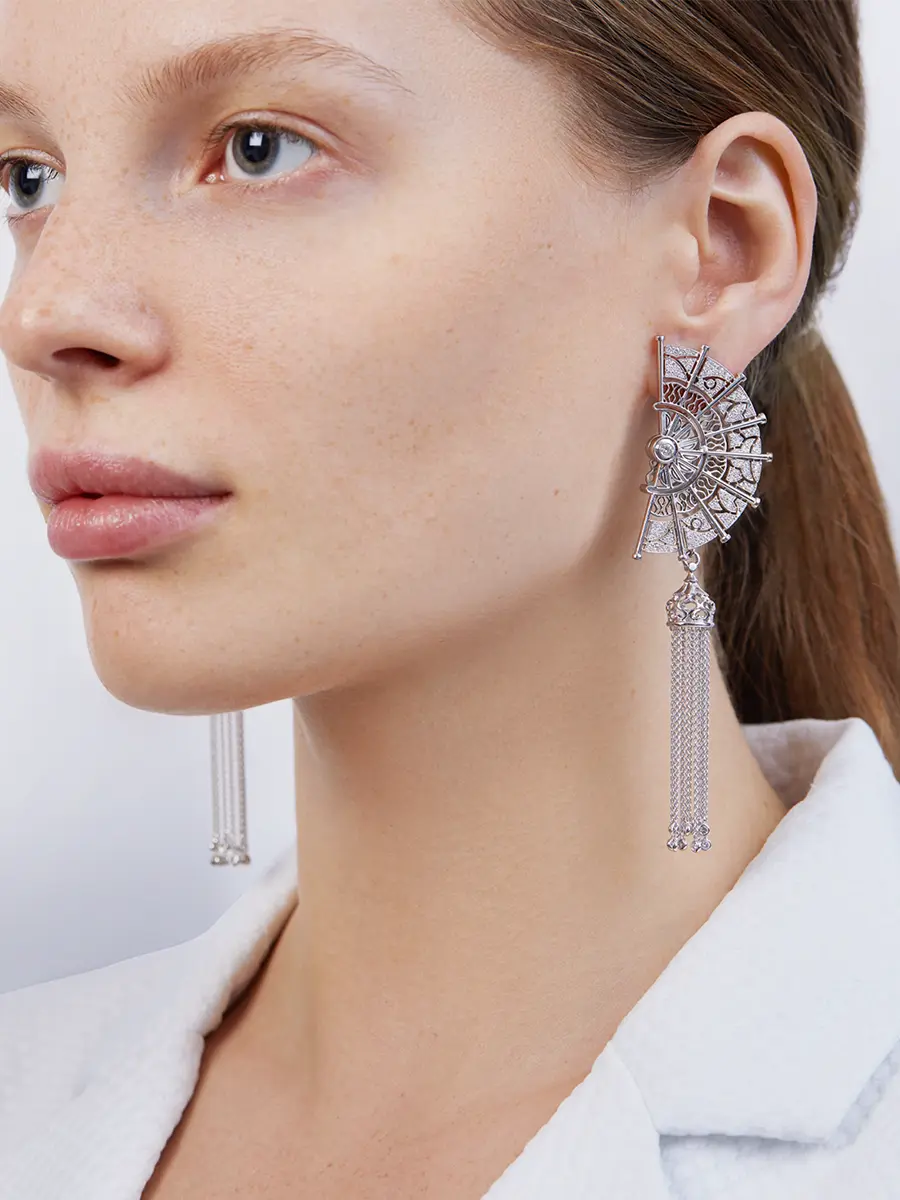 Серьги из белого золота с бриллиантами и рубинами