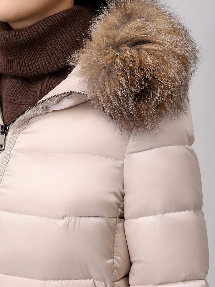 Пуховик стеганый с мехом лисы