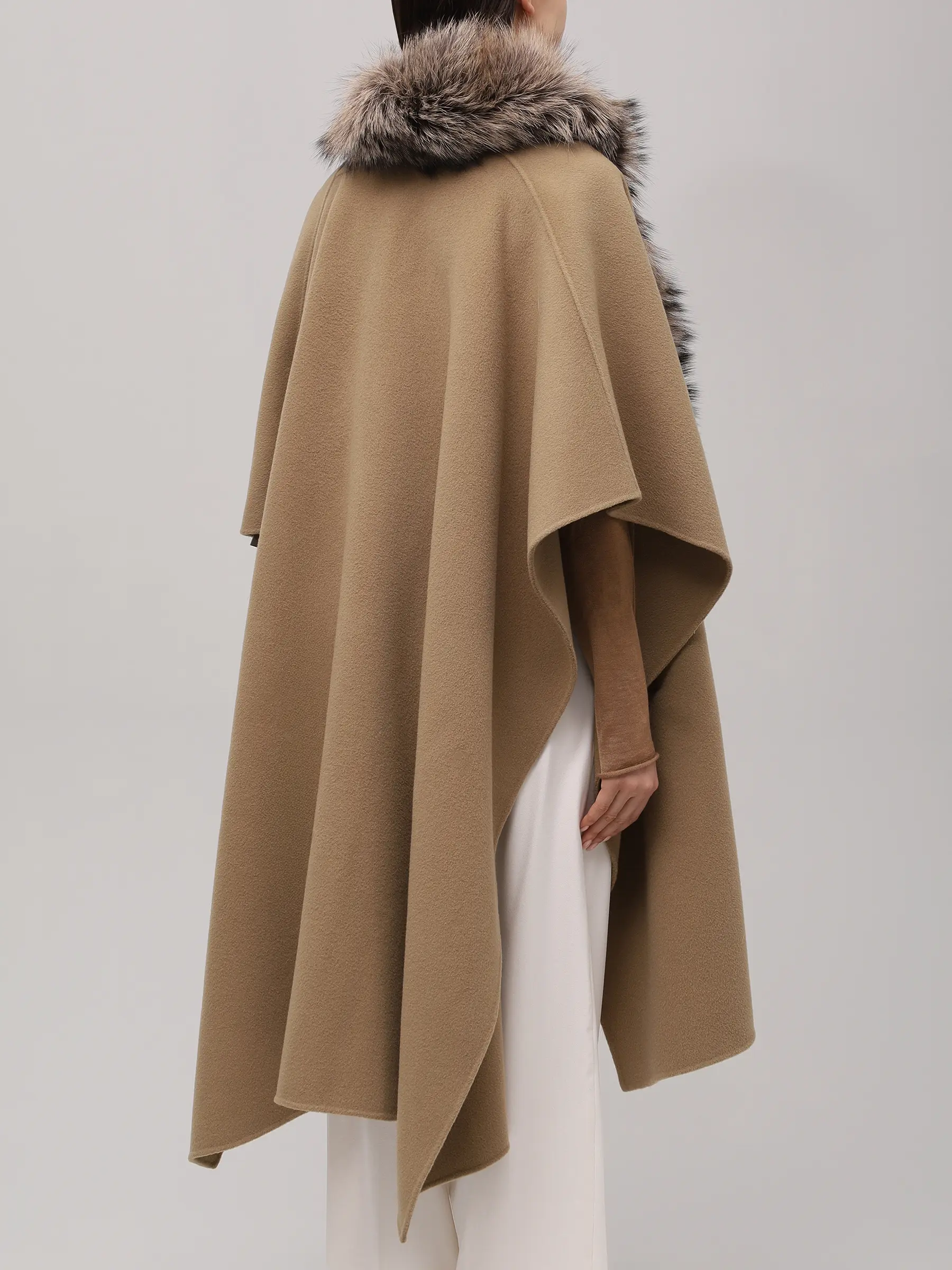 Пончо из шерсти и кашемира с мехом лисы